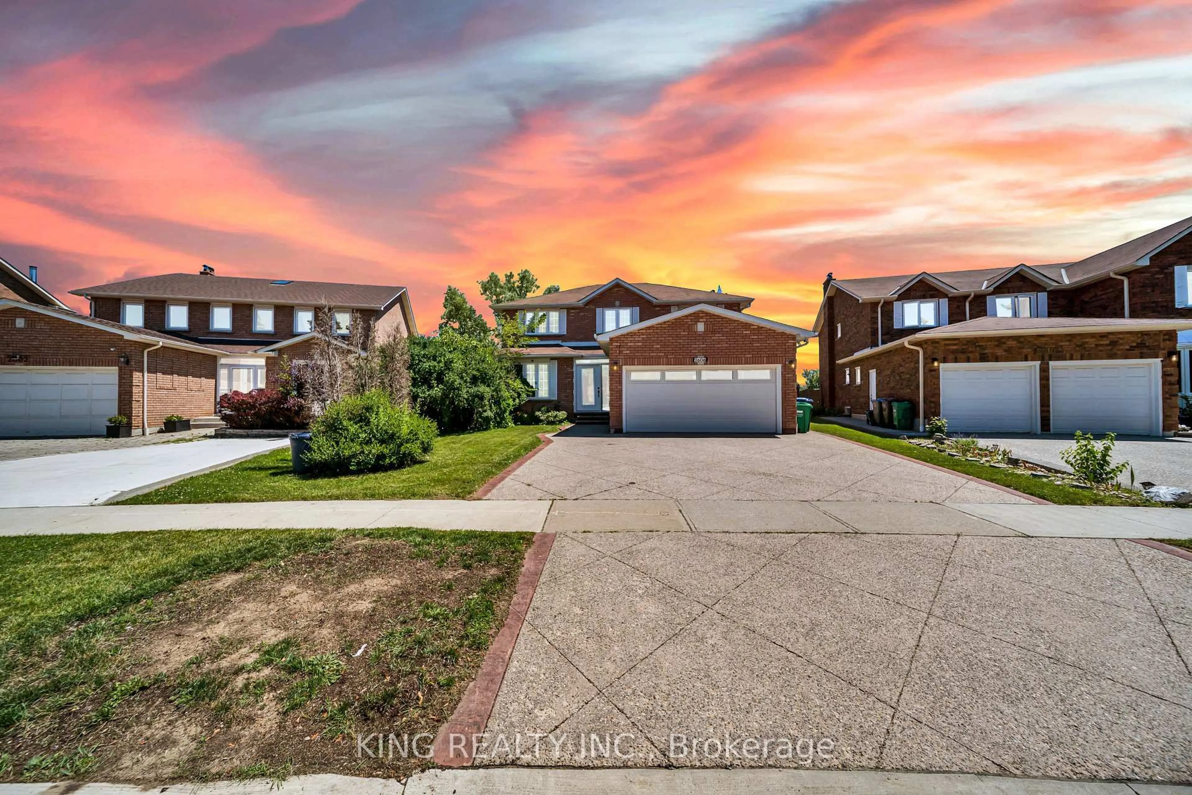 A pic from outside/outdoor area/front of a property/back of a property/a pic from drone, street for 2606 Ambercroft Tr, Mississauga Ontario L5M 4K3