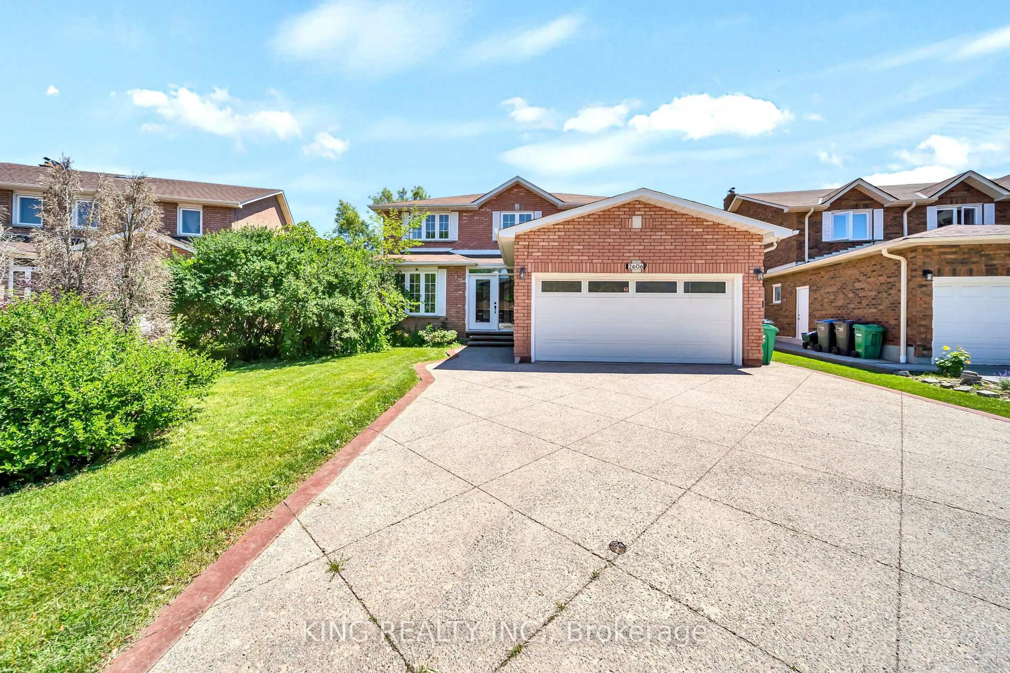 A pic from outside/outdoor area/front of a property/back of a property/a pic from drone, street for 2606 Ambercroft Tr, Mississauga Ontario L5M 4K3
