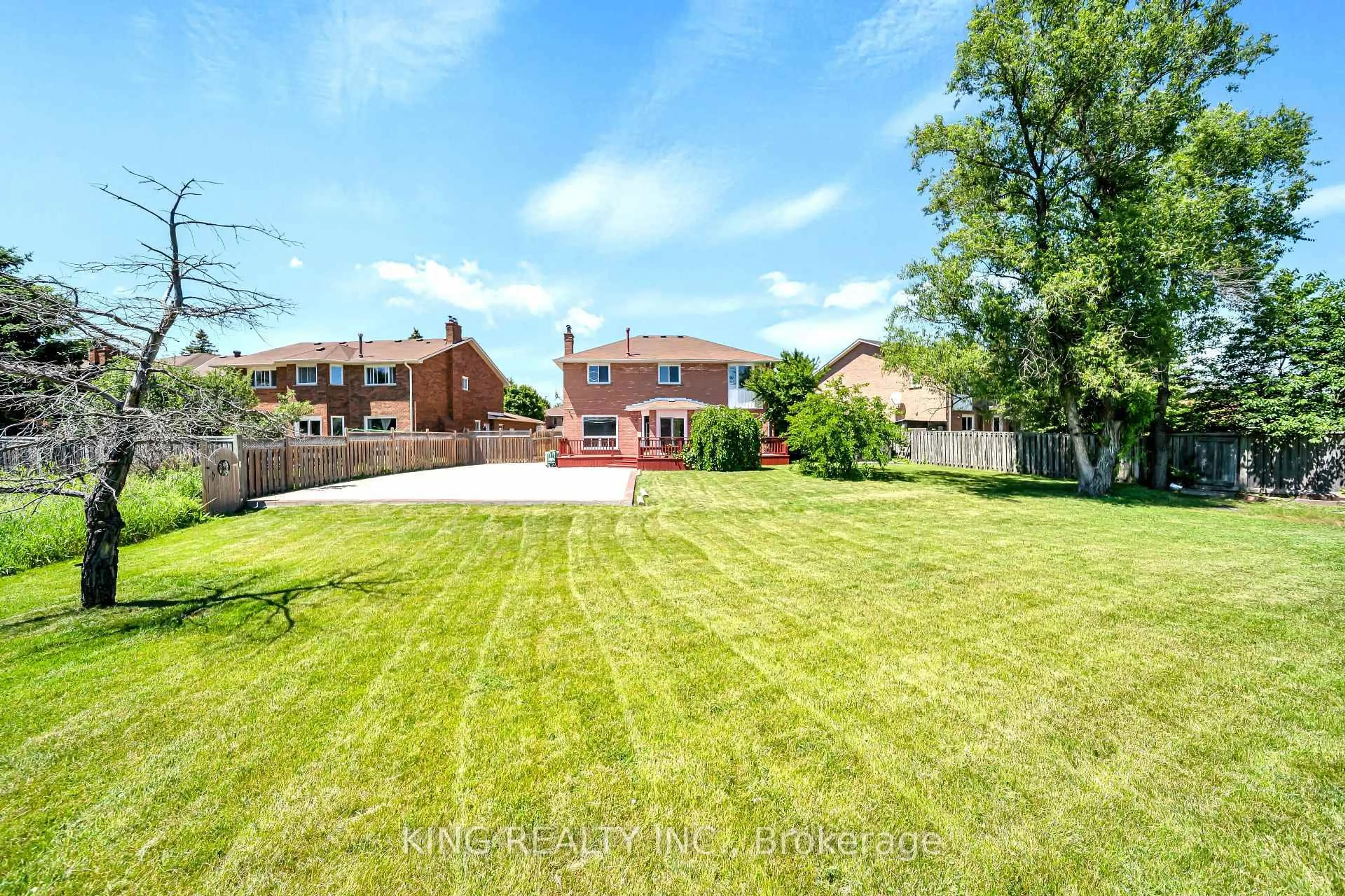 A pic from outside/outdoor area/front of a property/back of a property/a pic from drone, unknown for 2606 Ambercroft Tr, Mississauga Ontario L5M 4K3