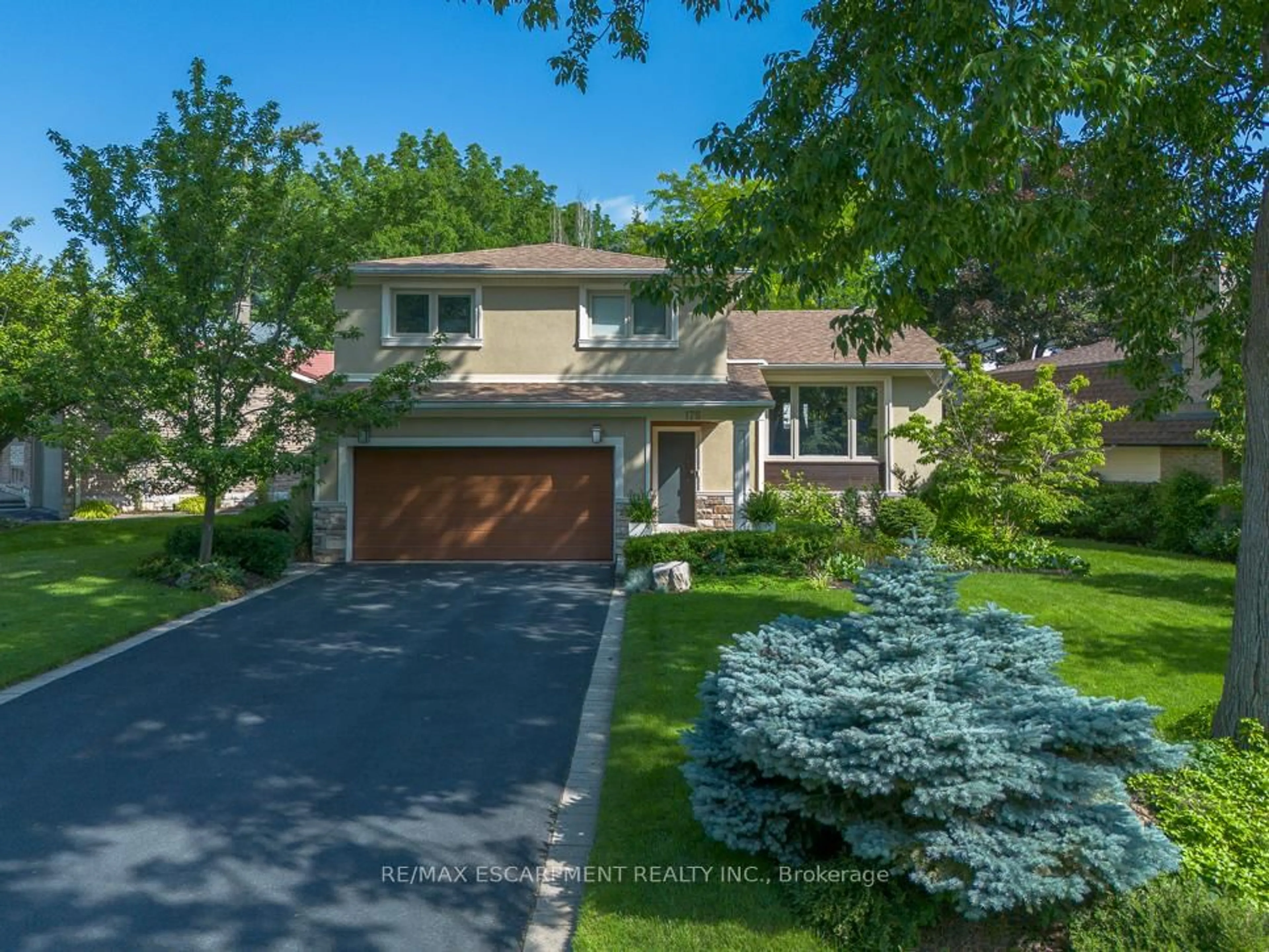 A pic from outside/outdoor area/front of a property/back of a property/a pic from drone, street for 175 MOHAWK Rd, Oakville Ontario L6L 2Z1