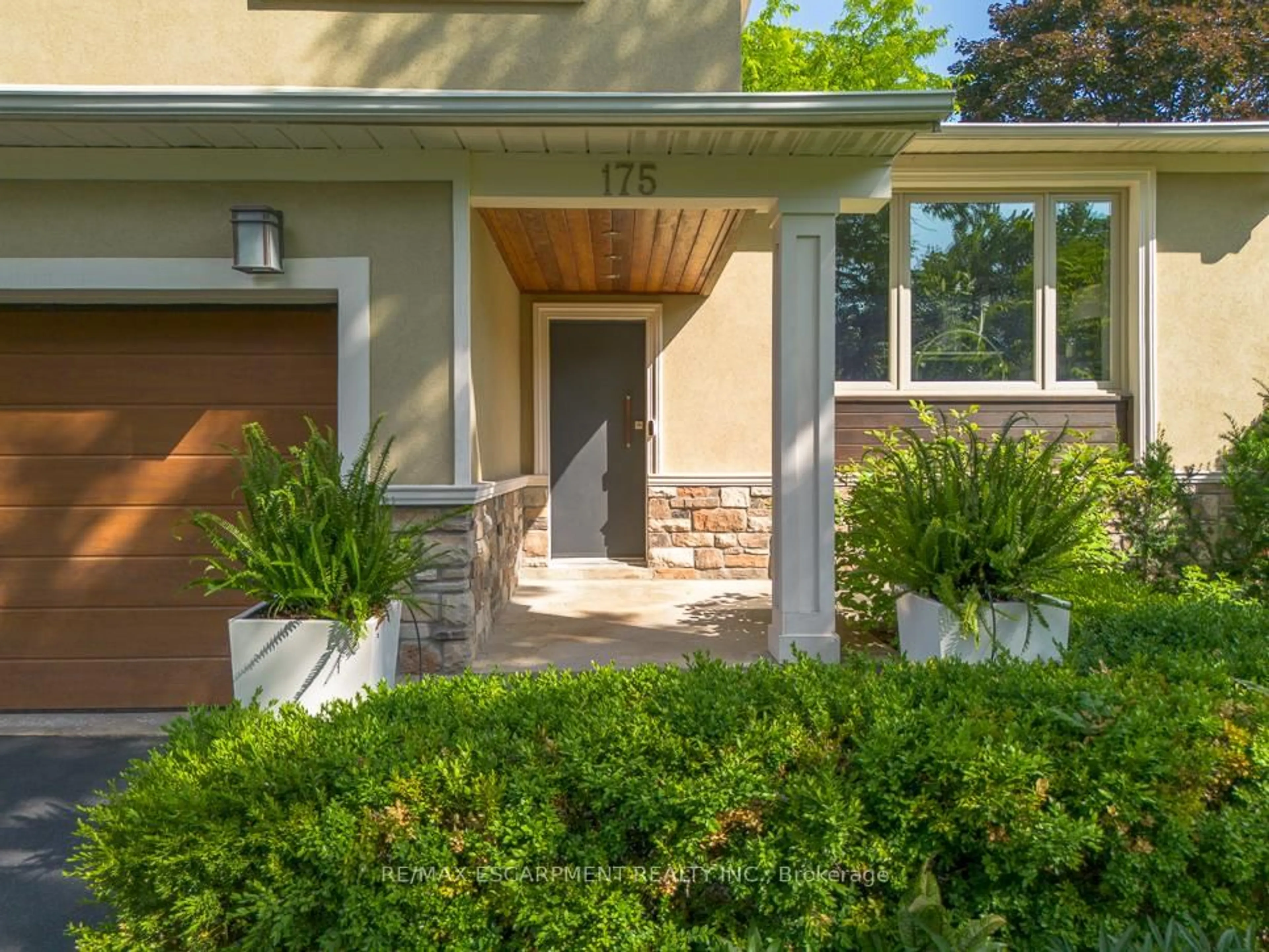 Indoor entryway for 175 MOHAWK Rd, Oakville Ontario L6L 2Z1