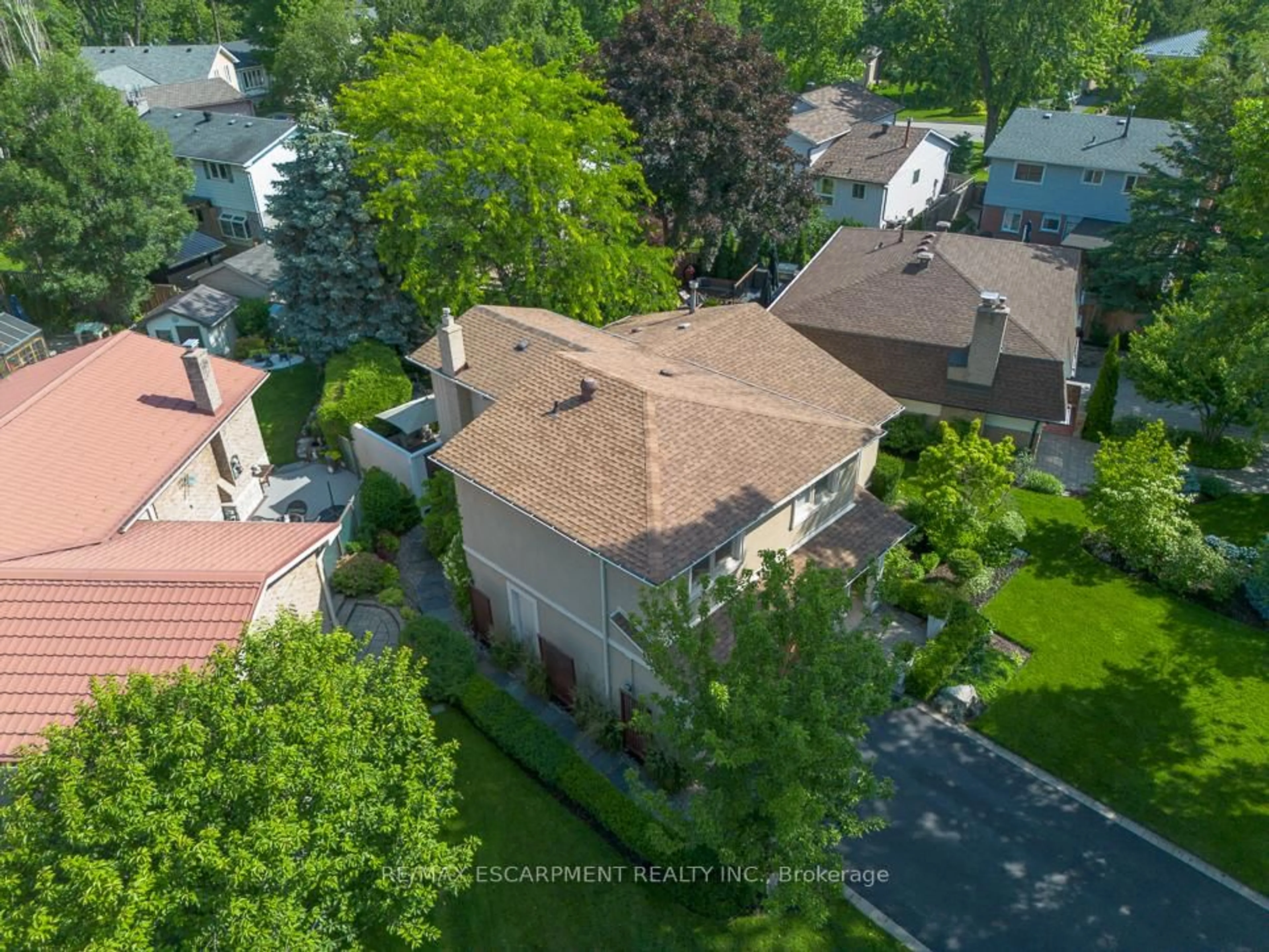 A pic from outside/outdoor area/front of a property/back of a property/a pic from drone, street for 175 MOHAWK Rd, Oakville Ontario L6L 2Z1