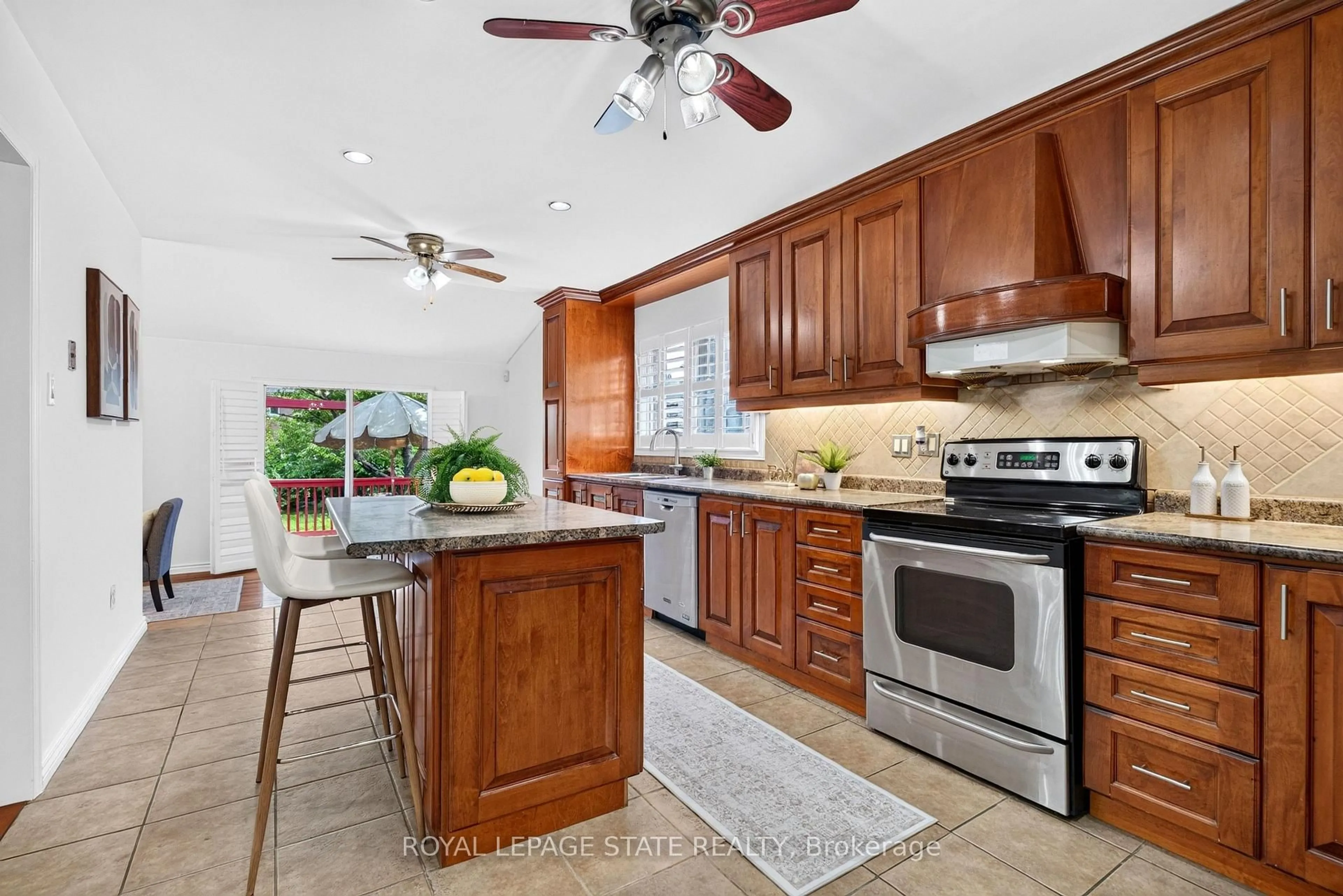 Open concept kitchen, ceramic/tile floor for 3631 Cherrington Cres, Mississauga Ontario L5L 5C6