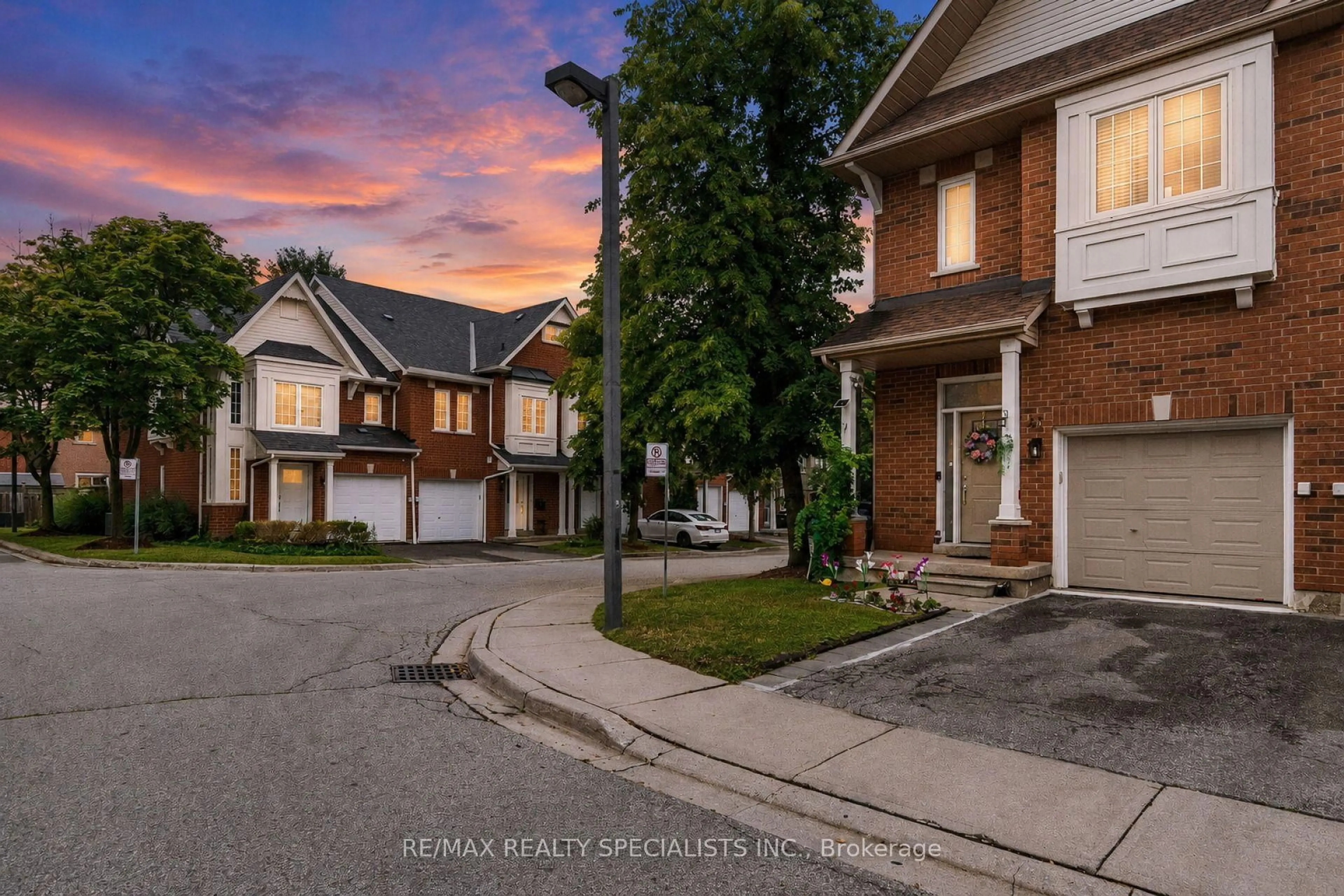 A pic from outside/outdoor area/front of a property/back of a property/a pic from drone, street for 1588 South Parade Crt #41, Mississauga Ontario L5M 6E7