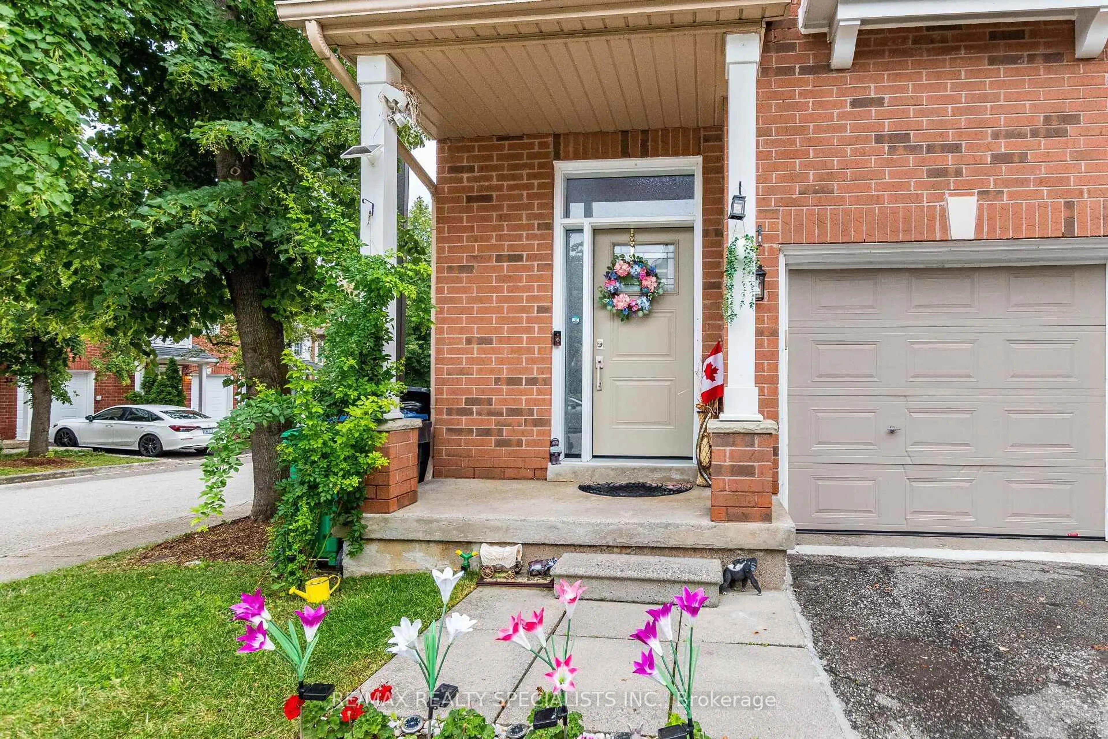 Indoor entryway for 1588 South Parade Crt #41, Mississauga Ontario L5M 6E7