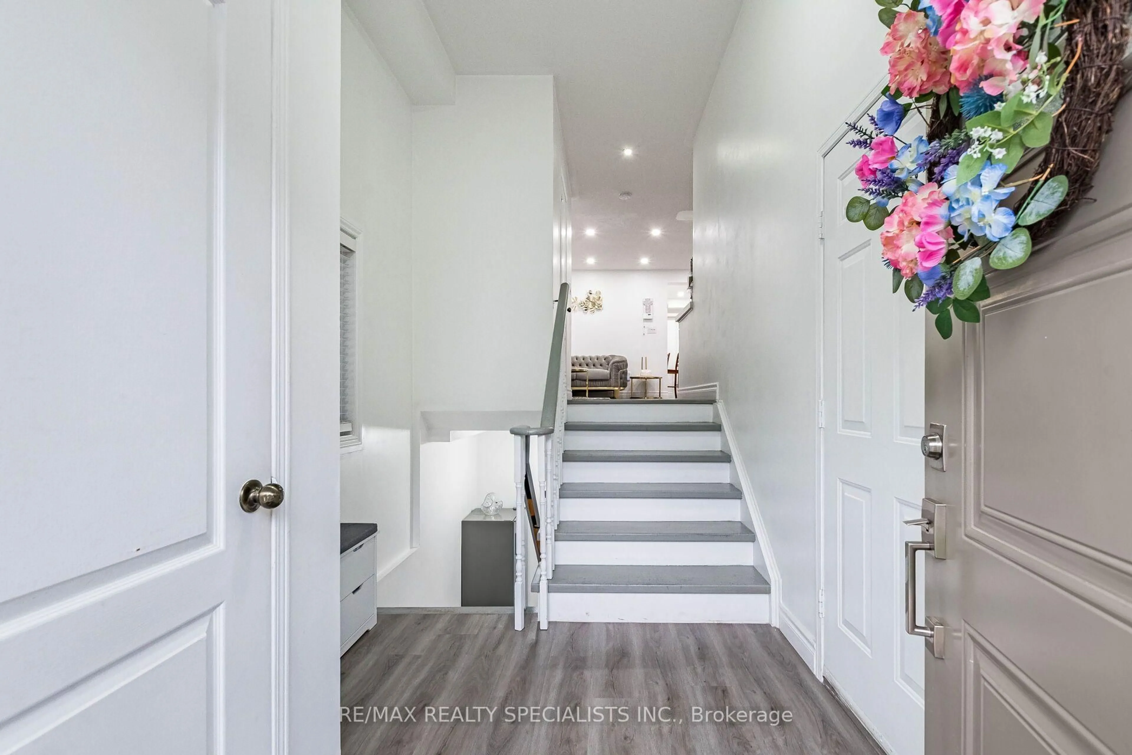 Indoor entryway for 1588 South Parade Crt #41, Mississauga Ontario L5M 6E7