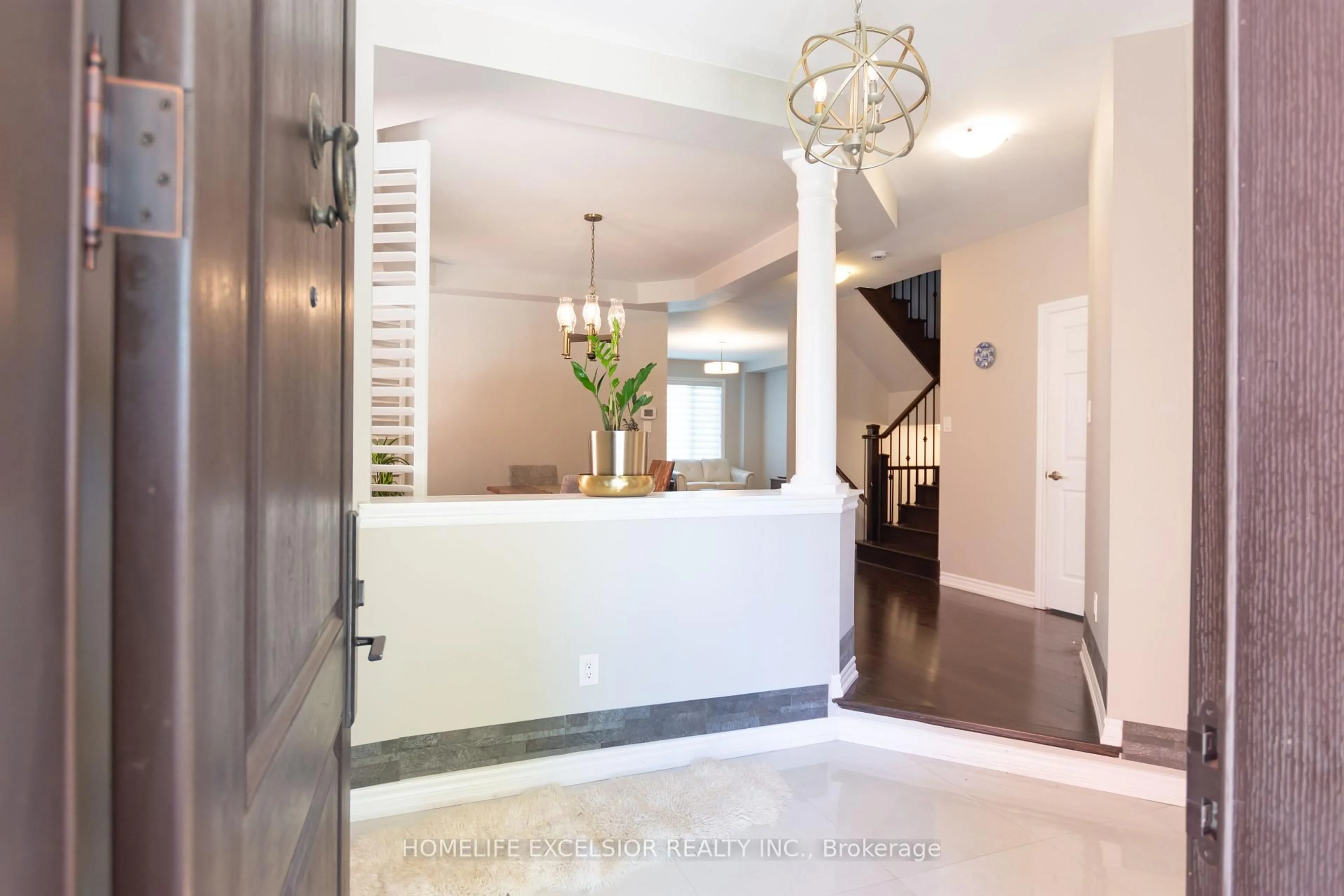 Indoor entryway for 2425 QUETICO Cres, Oakville Ontario L6M 0R4