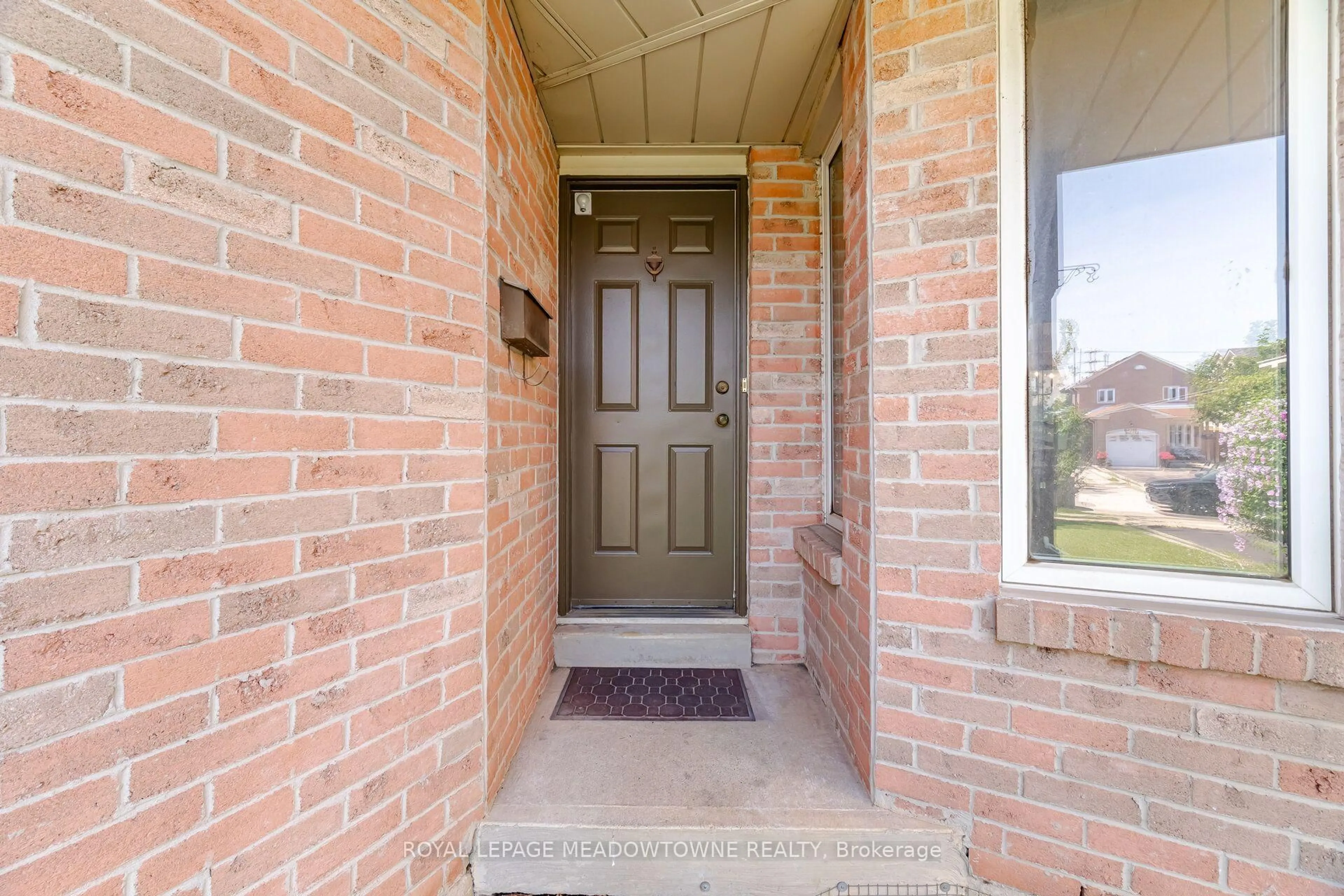 Indoor entryway for 3139 Cambourne Cres, Mississauga Ontario L5N 5E8