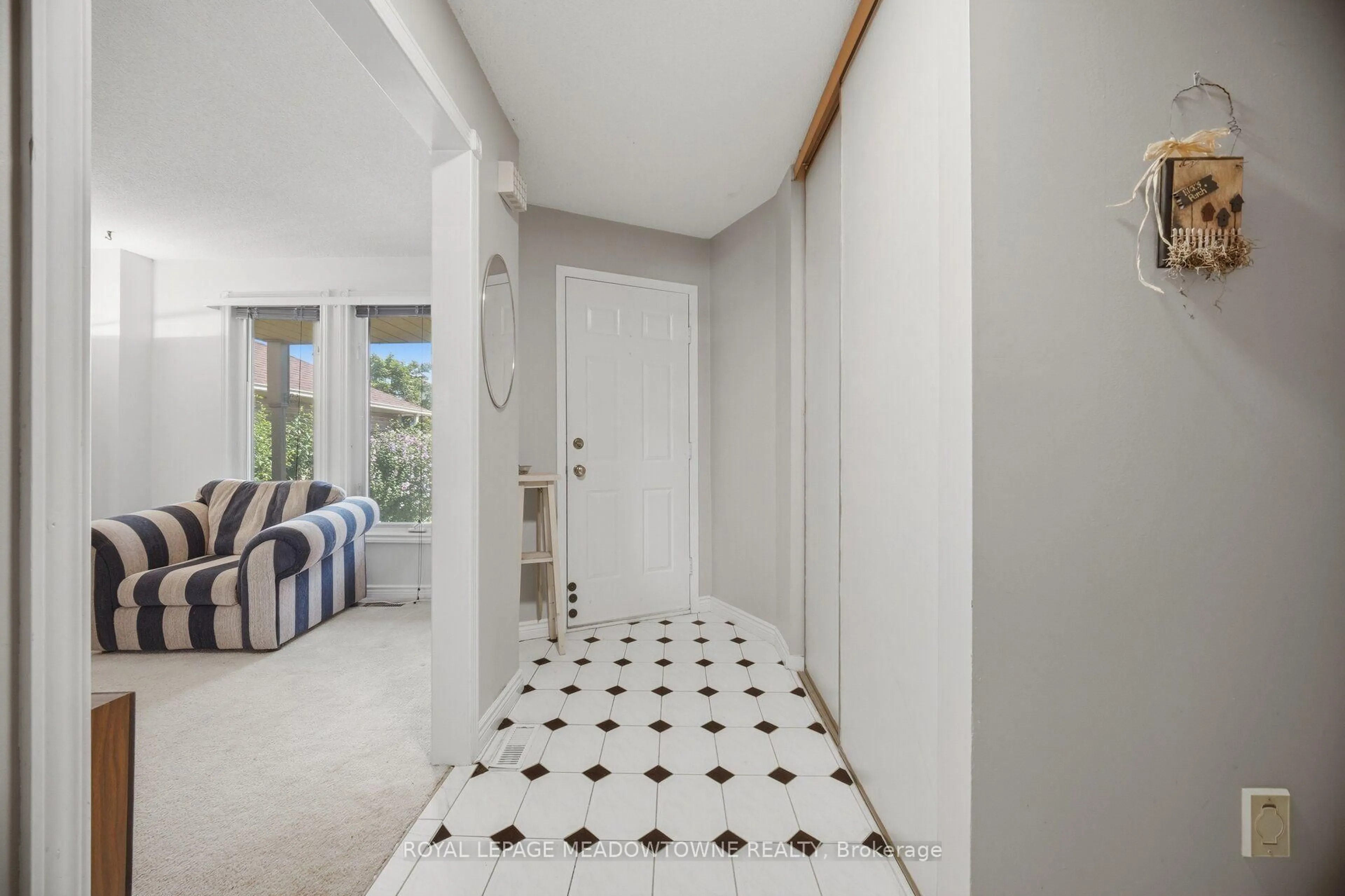 Indoor foyer for 3139 Cambourne Cres, Mississauga Ontario L5N 5E8