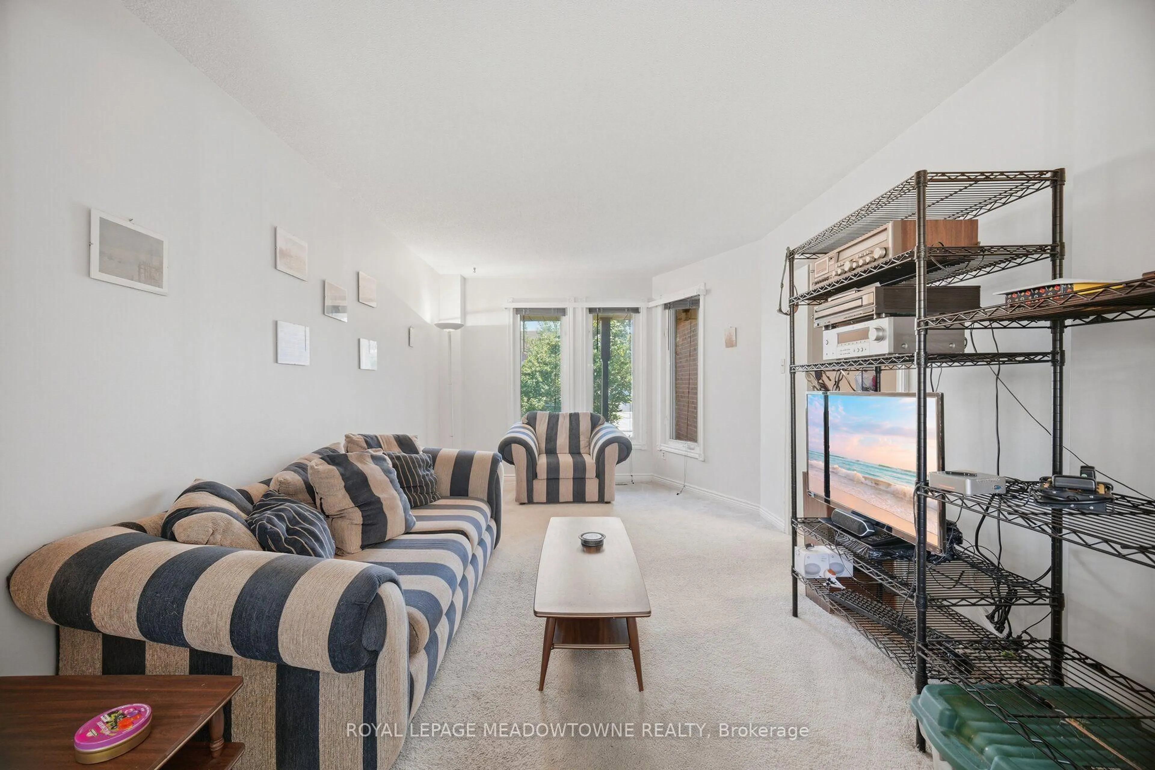 Living room with furniture, unknown for 3139 Cambourne Cres, Mississauga Ontario L5N 5E8