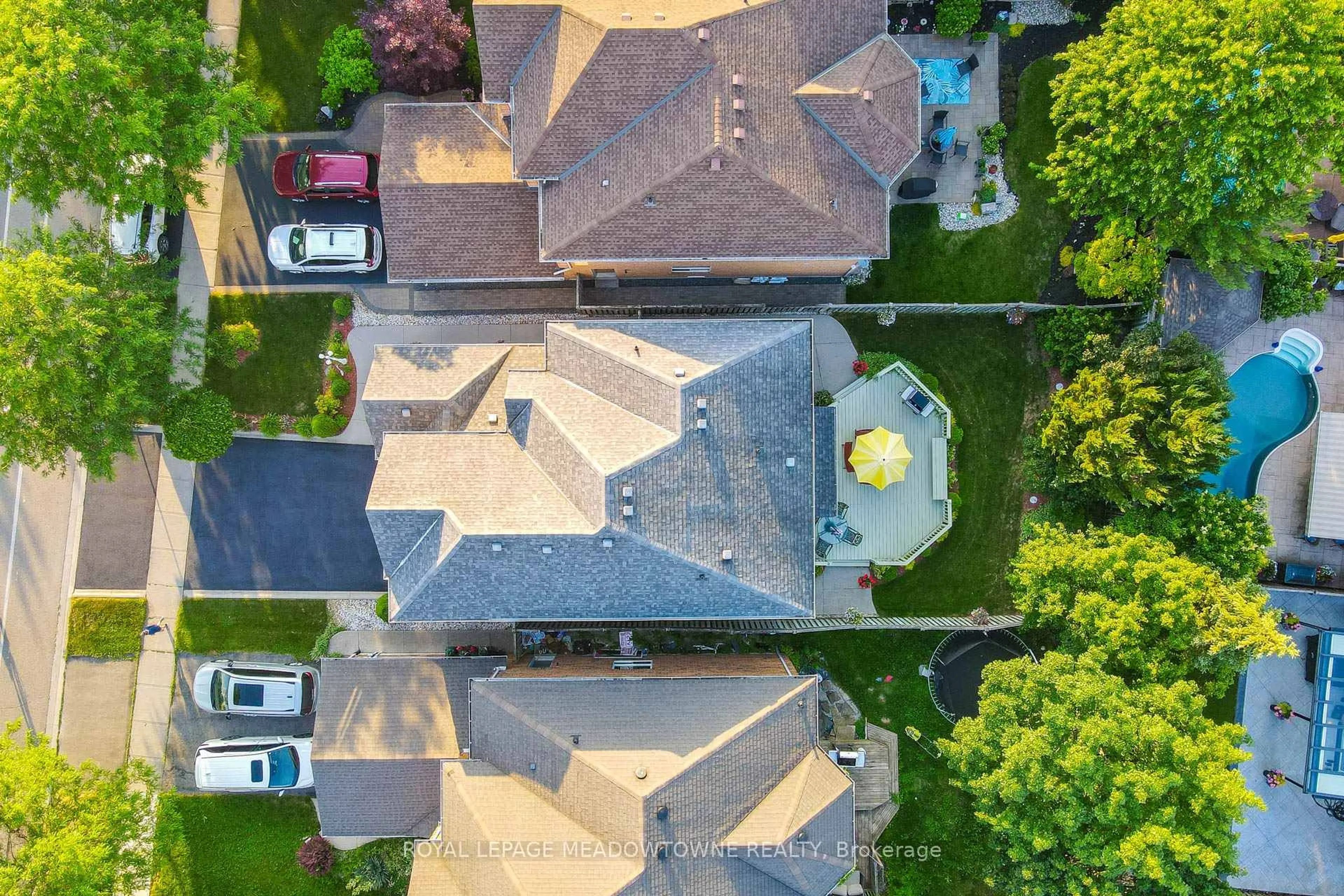 A pic from outside/outdoor area/front of a property/back of a property/a pic from drone, street for 82 Miller Dr, Halton Hills Ontario L7G 5T2