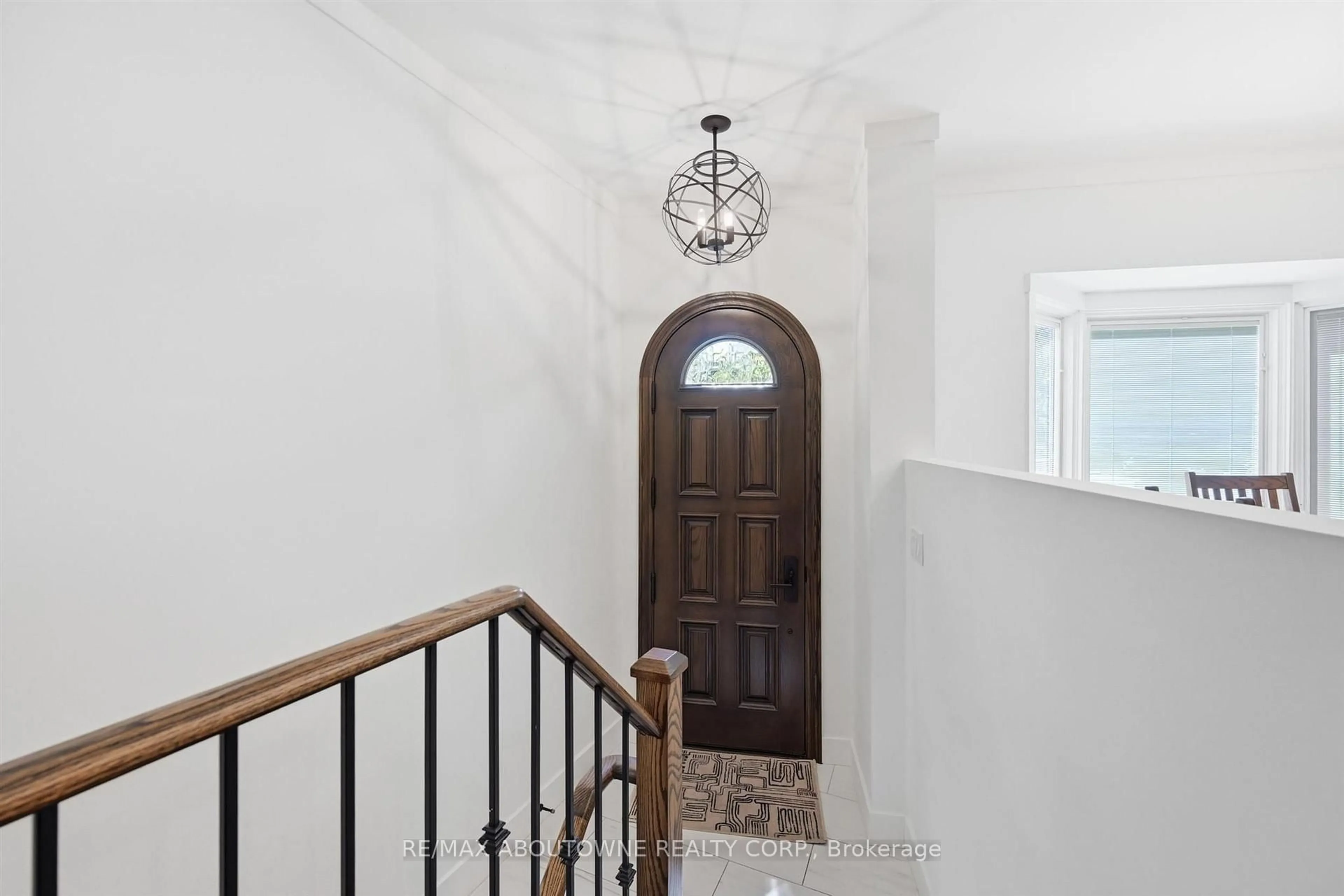 Indoor entryway for 25 Southwind Terr, Oakville Ontario L6L 6K6