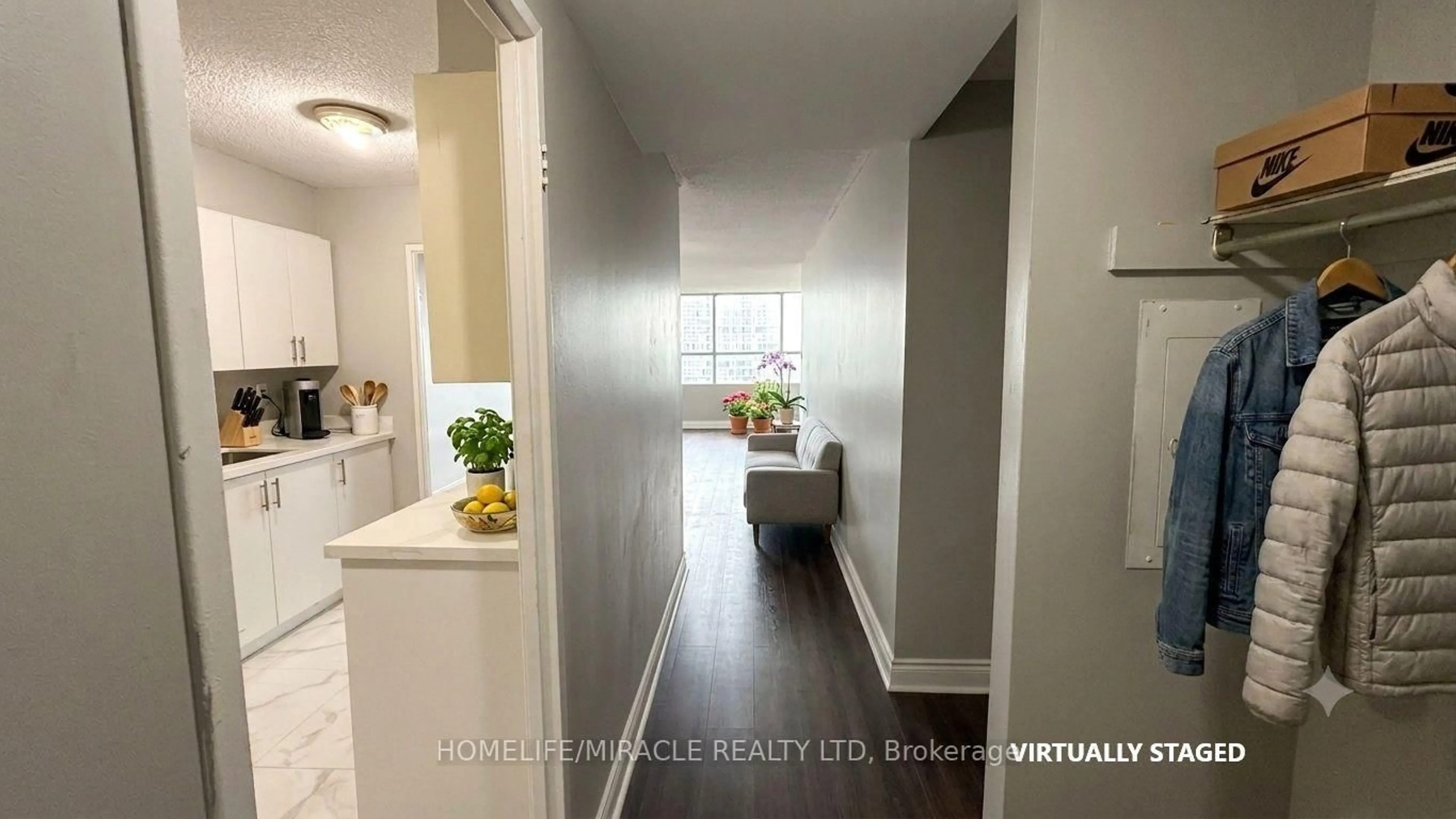 Indoor entryway for 40 Panorama Crt #807, Toronto Ontario M9V 4M1