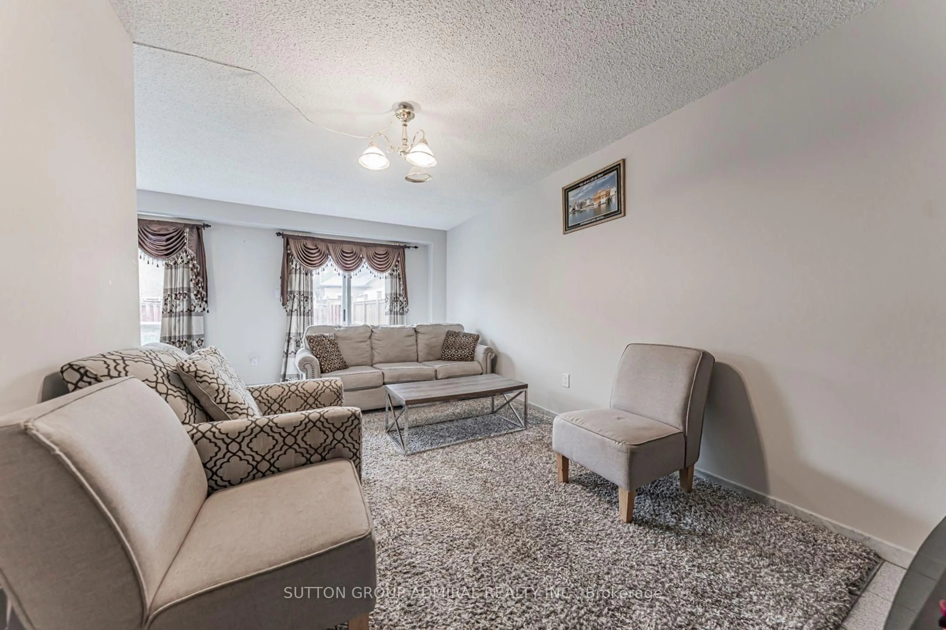 Living room with furniture, carpet floor for 162 Bighorn Cres, Brampton Ontario L6R 1G1