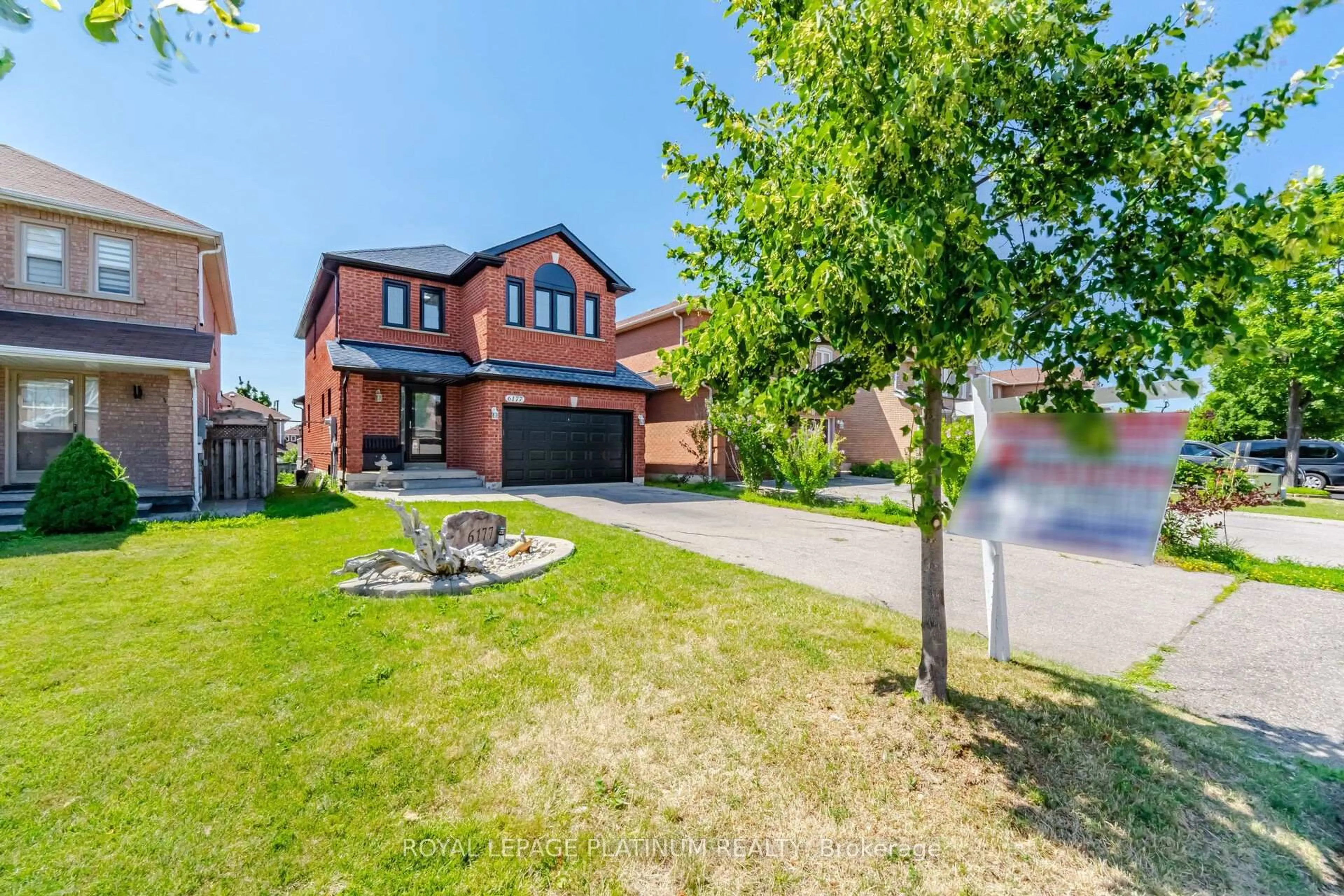A pic from outside/outdoor area/front of a property/back of a property/a pic from drone, street for 6177 Ford Rd, Mississauga Ontario L5V 1X2