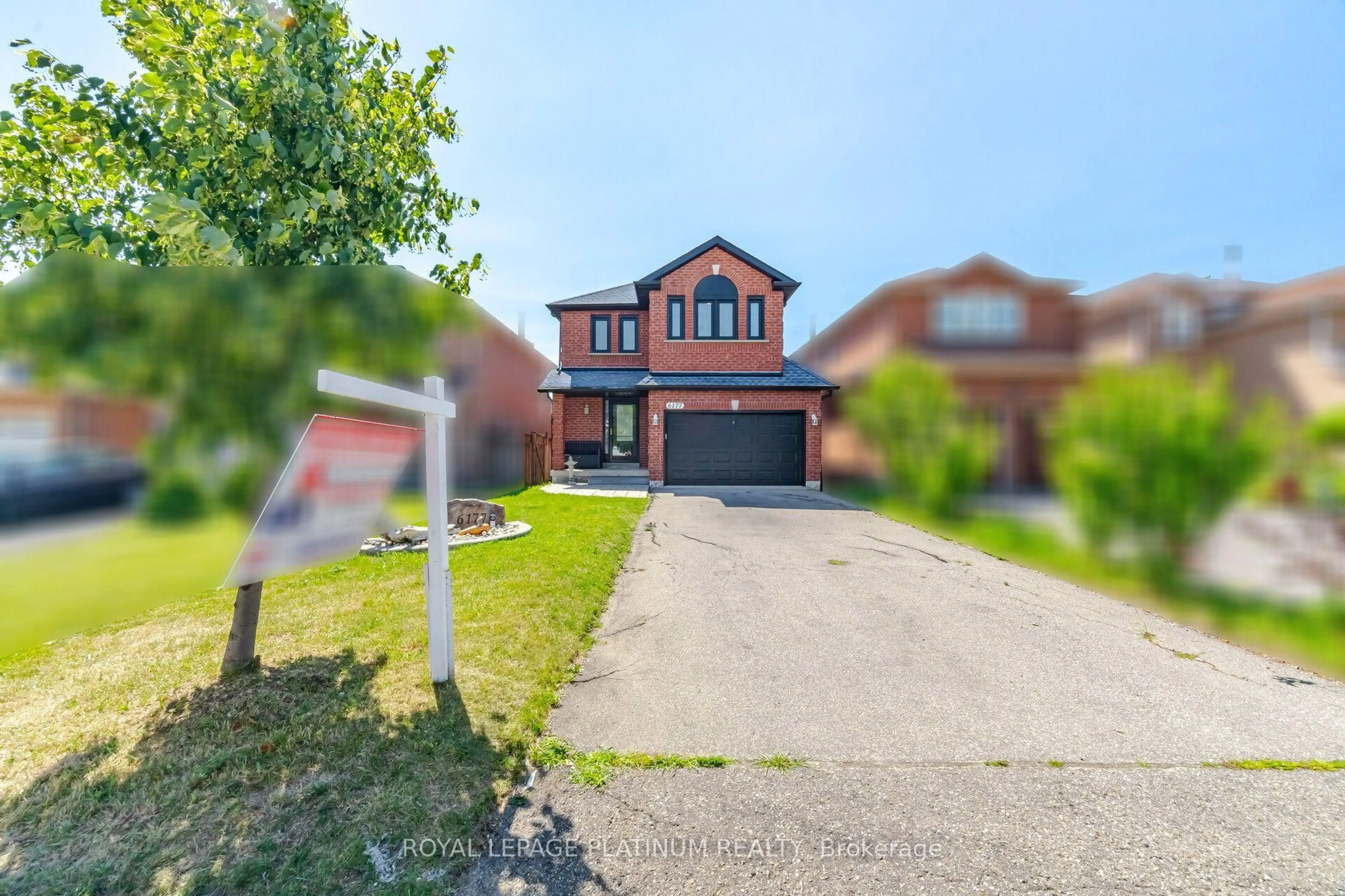 A pic from outside/outdoor area/front of a property/back of a property/a pic from drone, street for 6177 Ford Rd, Mississauga Ontario L5V 1X2