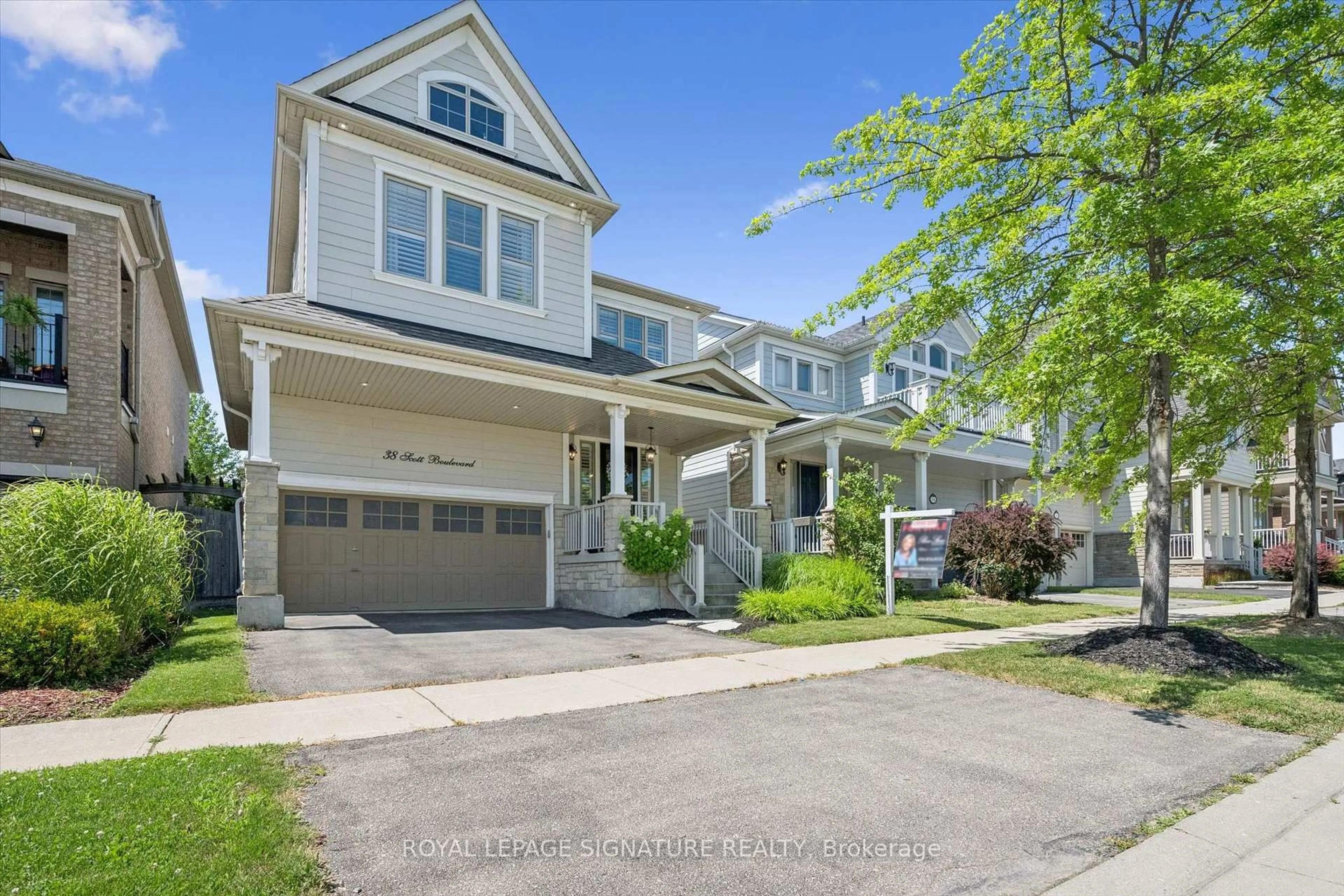 Home with vinyl exterior material, street for 38 Scott Blvd, Milton Ontario L9T 0R9