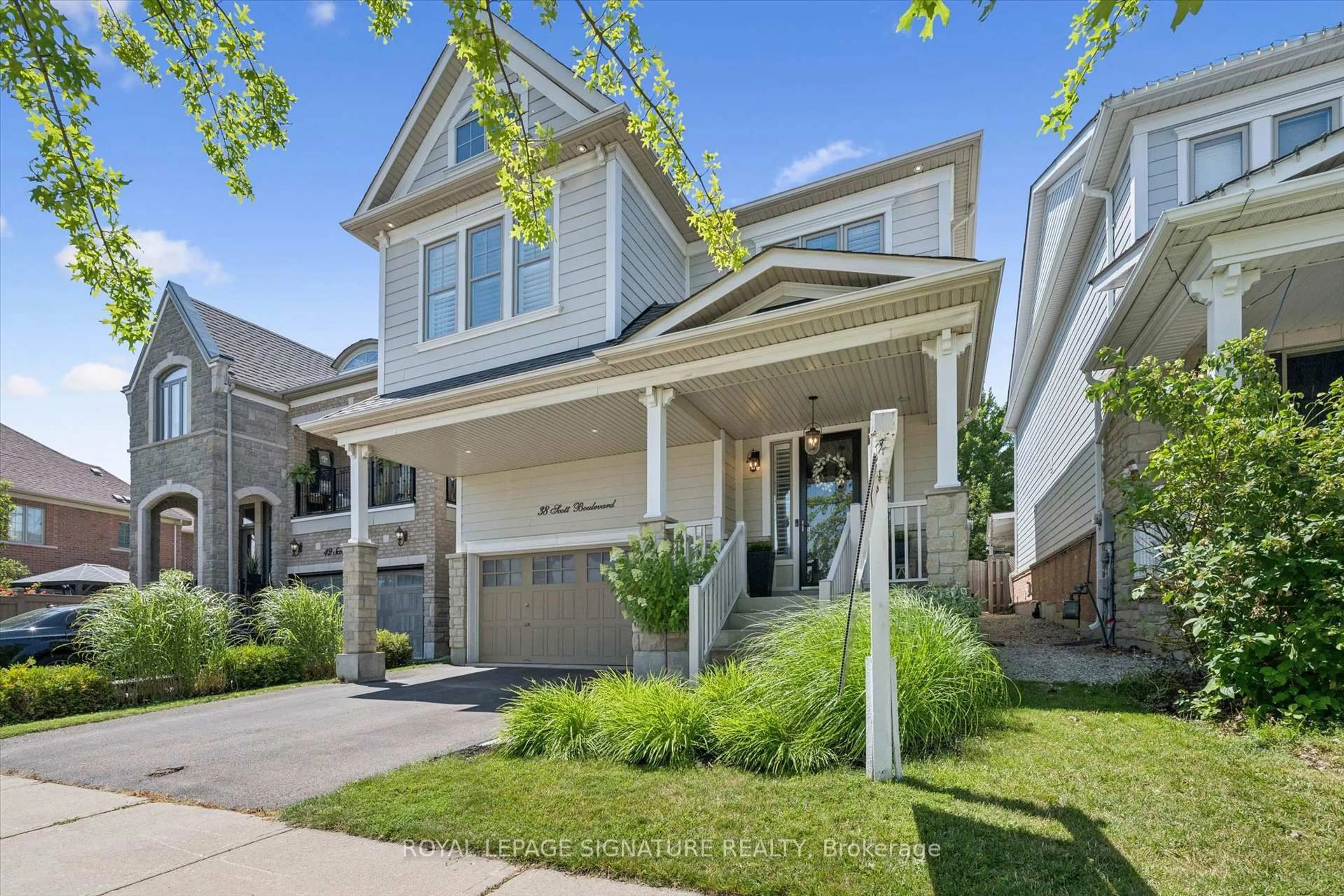 Home with vinyl exterior material, street for 38 Scott Blvd, Milton Ontario L9T 0R9