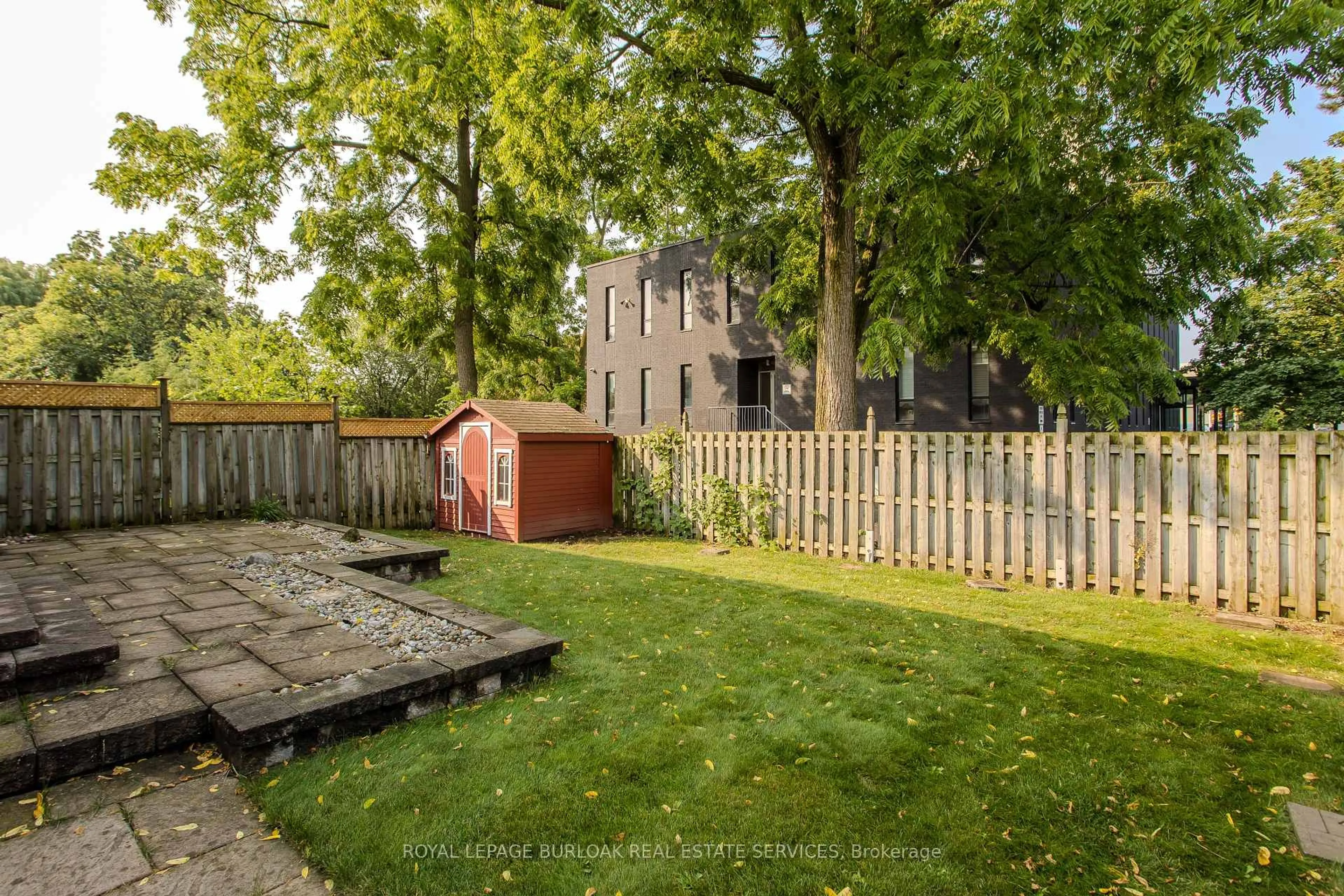 Patio, street for 2010 Grovetree Lane, Burlington Ontario L7R 4V4