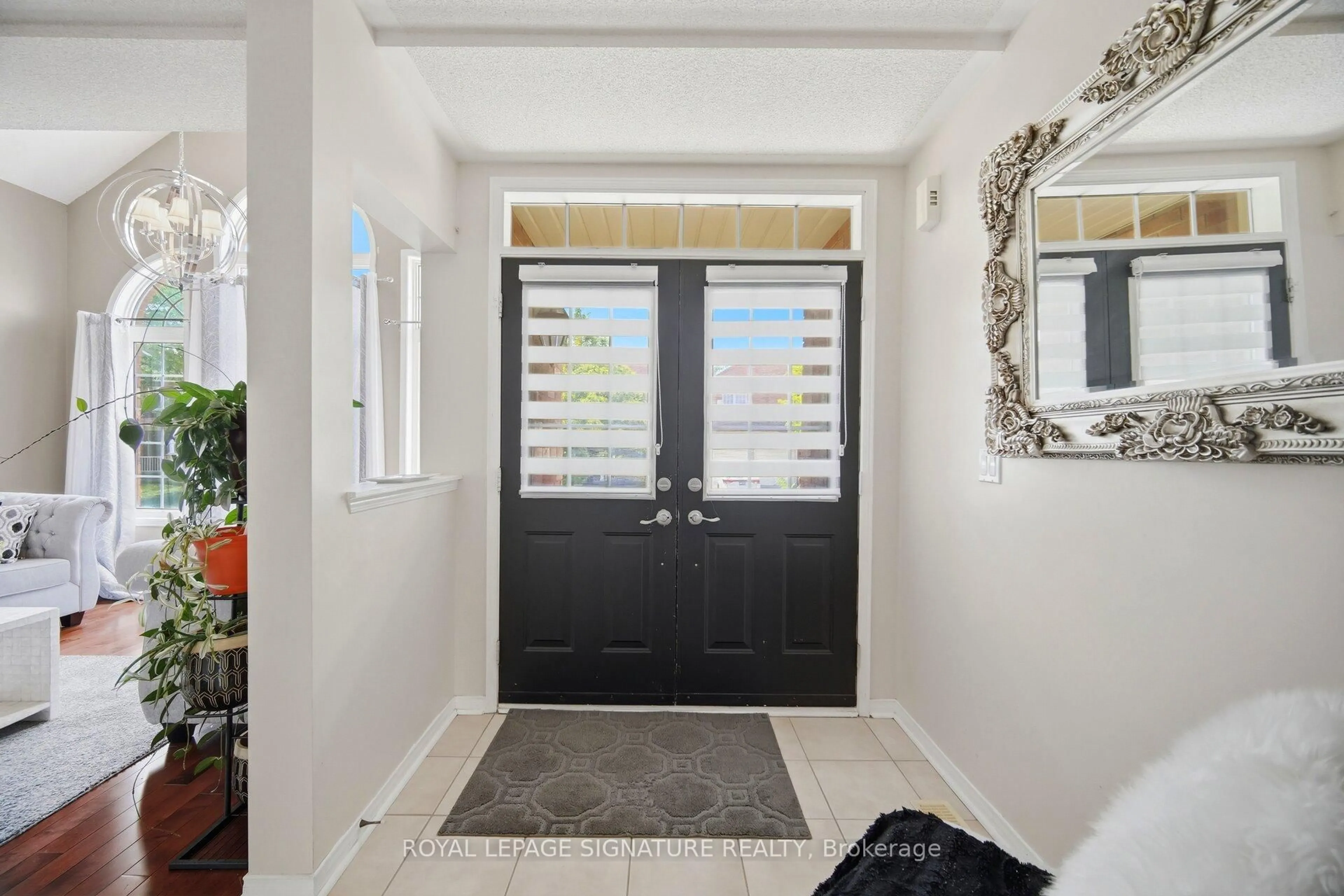 Indoor entryway for 34 Nina Pl, Brampton Ontario L7A 2E1