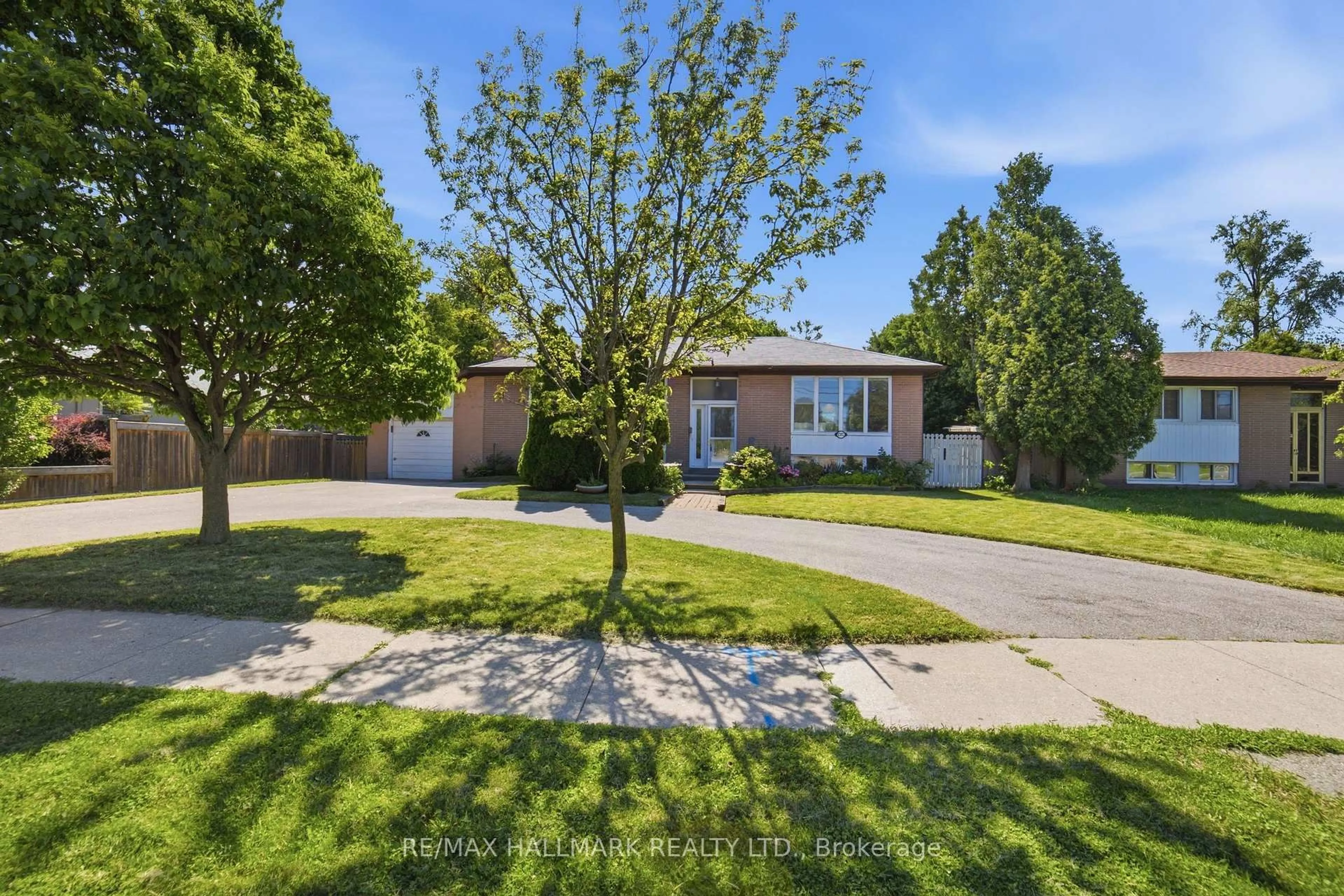 A pic from outside/outdoor area/front of a property/back of a property/a pic from drone, street for 1392 Rebecca St, Oakville Ontario L6L 1Z5