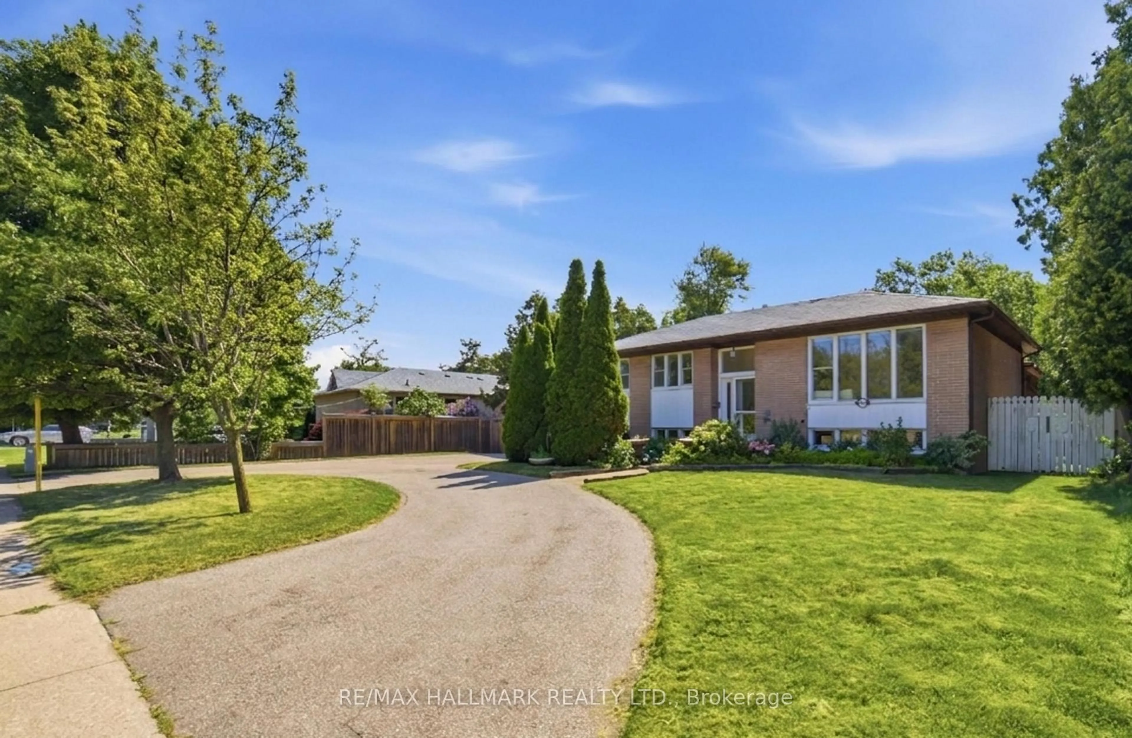 A pic from outside/outdoor area/front of a property/back of a property/a pic from drone, street for 1392 Rebecca St, Oakville Ontario L6L 1Z5