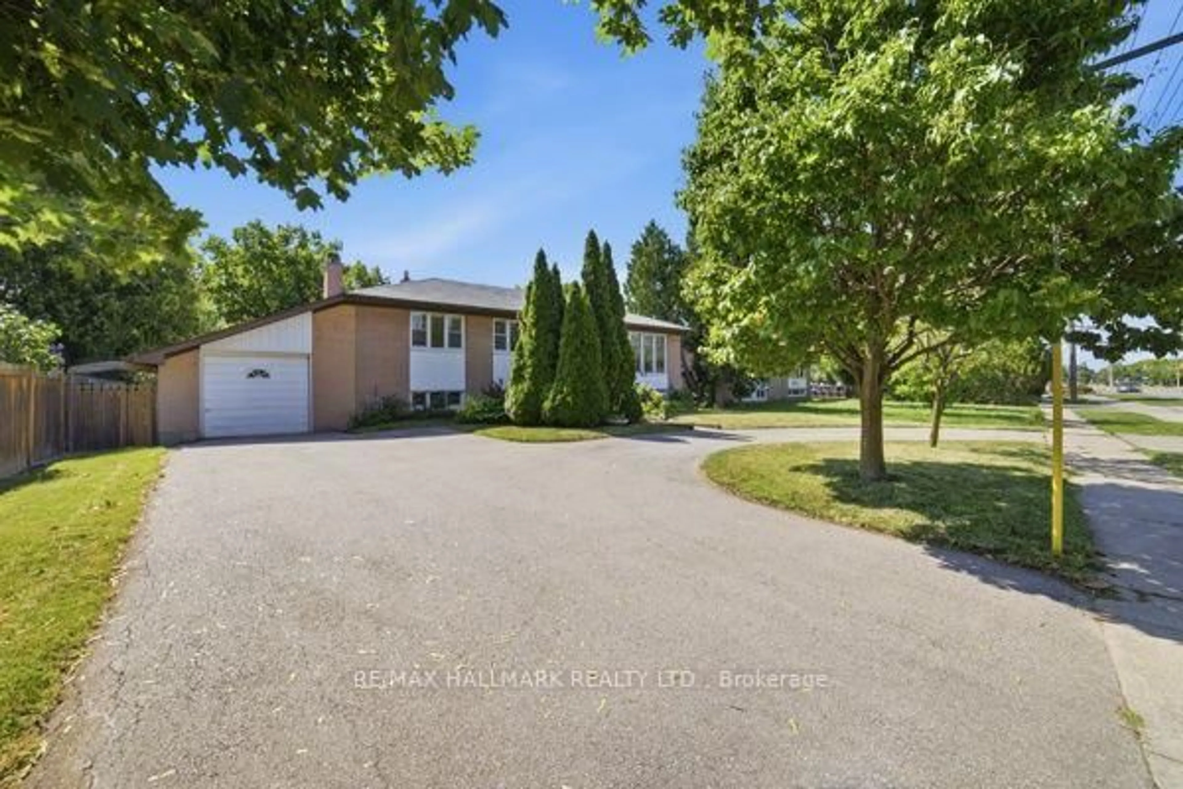 A pic from outside/outdoor area/front of a property/back of a property/a pic from drone, street for 1392 Rebecca St, Oakville Ontario L6L 1Z5