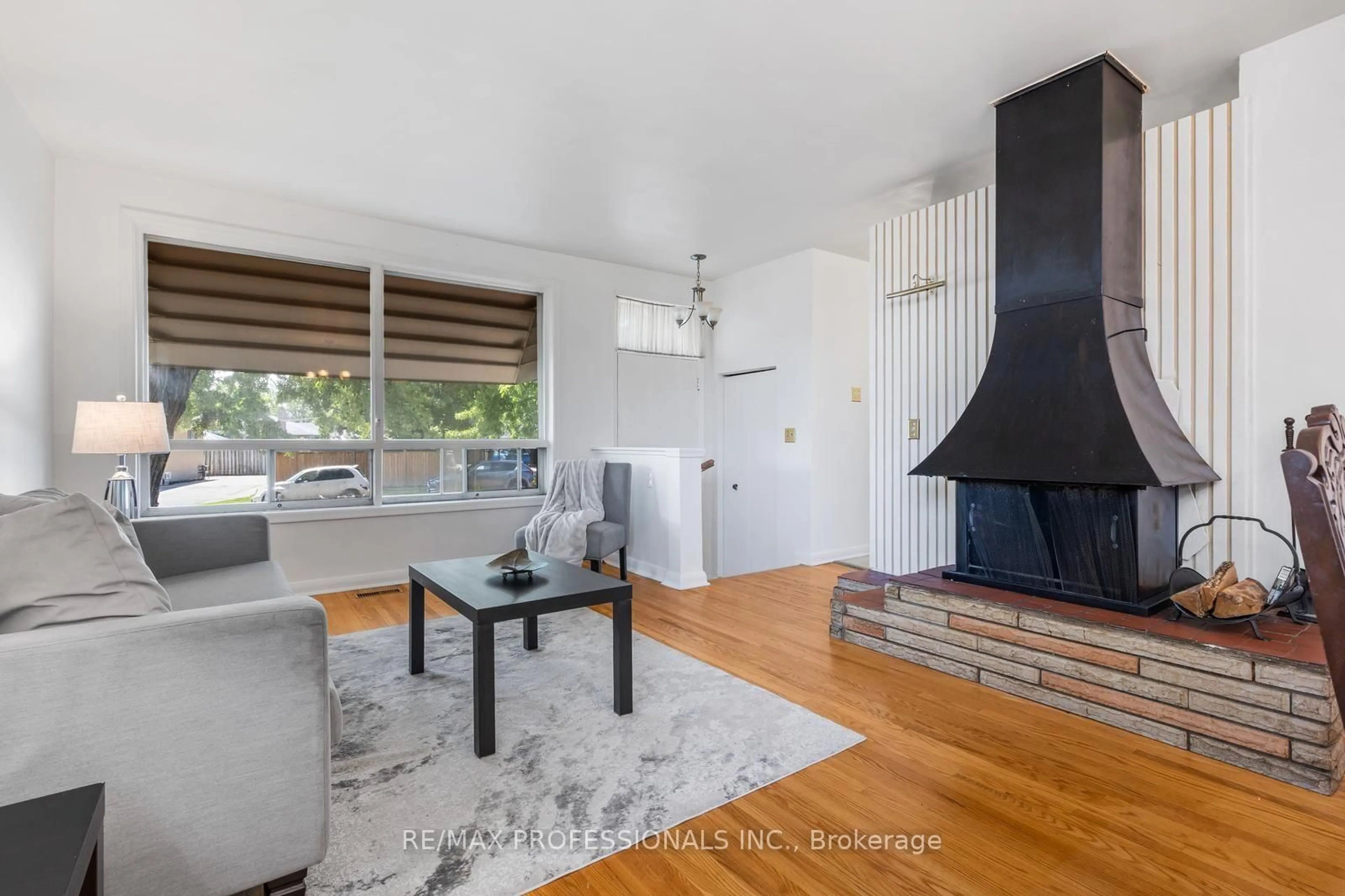 Living room with furniture, wood/laminate floor for 25 Hardwick Crt, Toronto Ontario M9C 4G5
