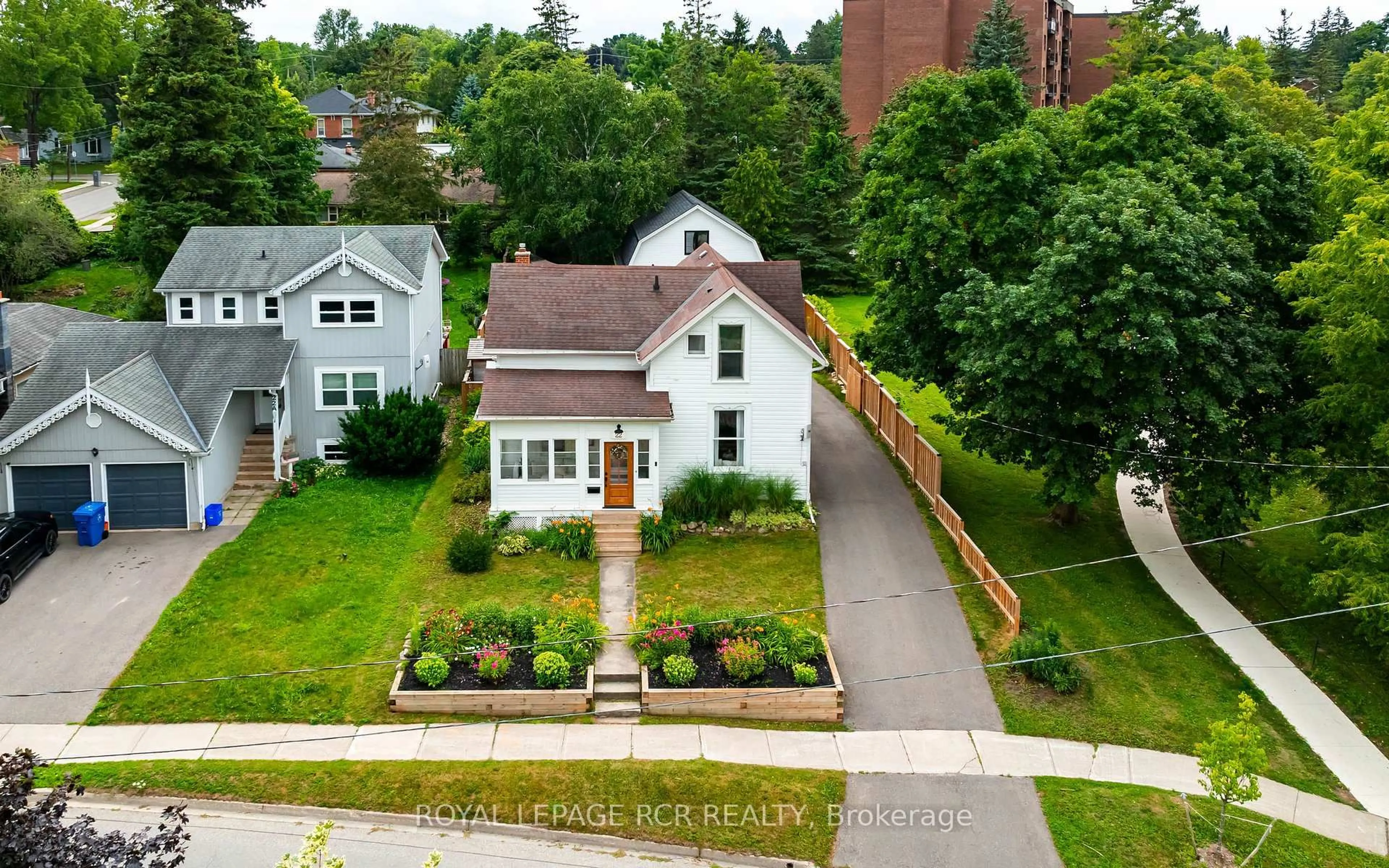 A pic from outside/outdoor area/front of a property/back of a property/a pic from drone, street for 22 John St, Orangeville Ontario L9W 2P1