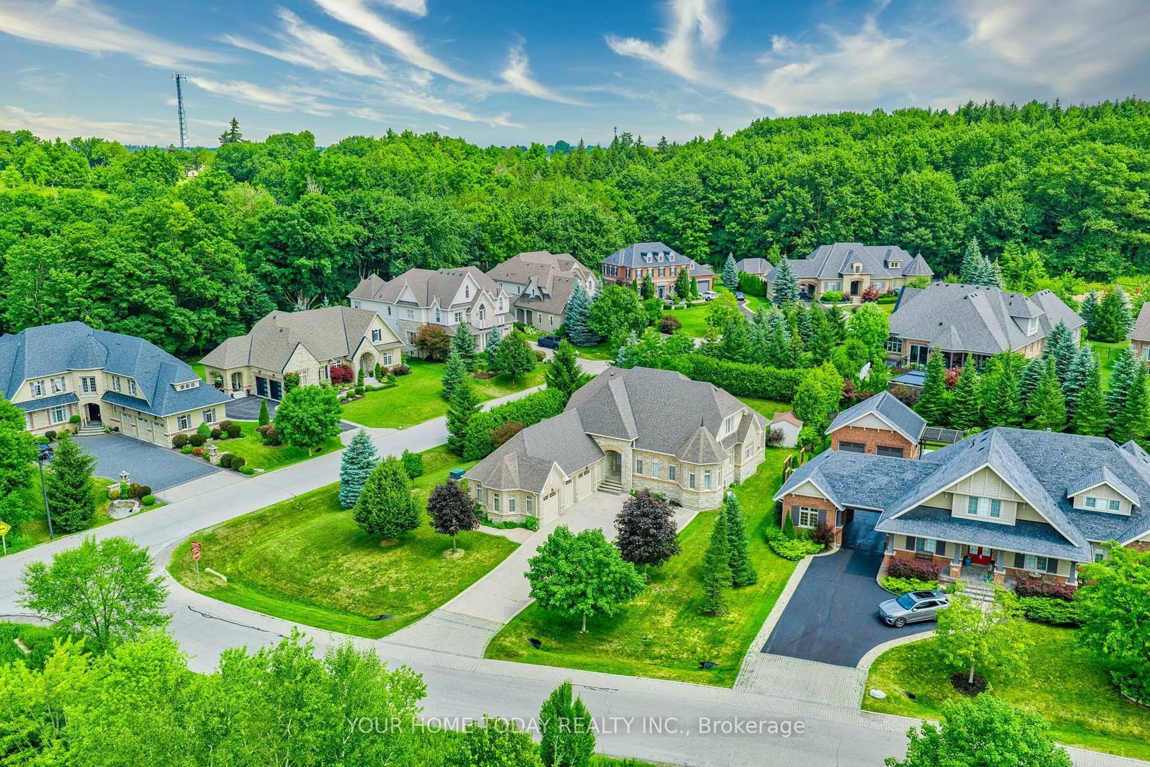 A pic from outside/outdoor area/front of a property/back of a property/a pic from drone, mountain view for 86 Barraclough Blvd, Halton Hills Ontario L7G 0E6