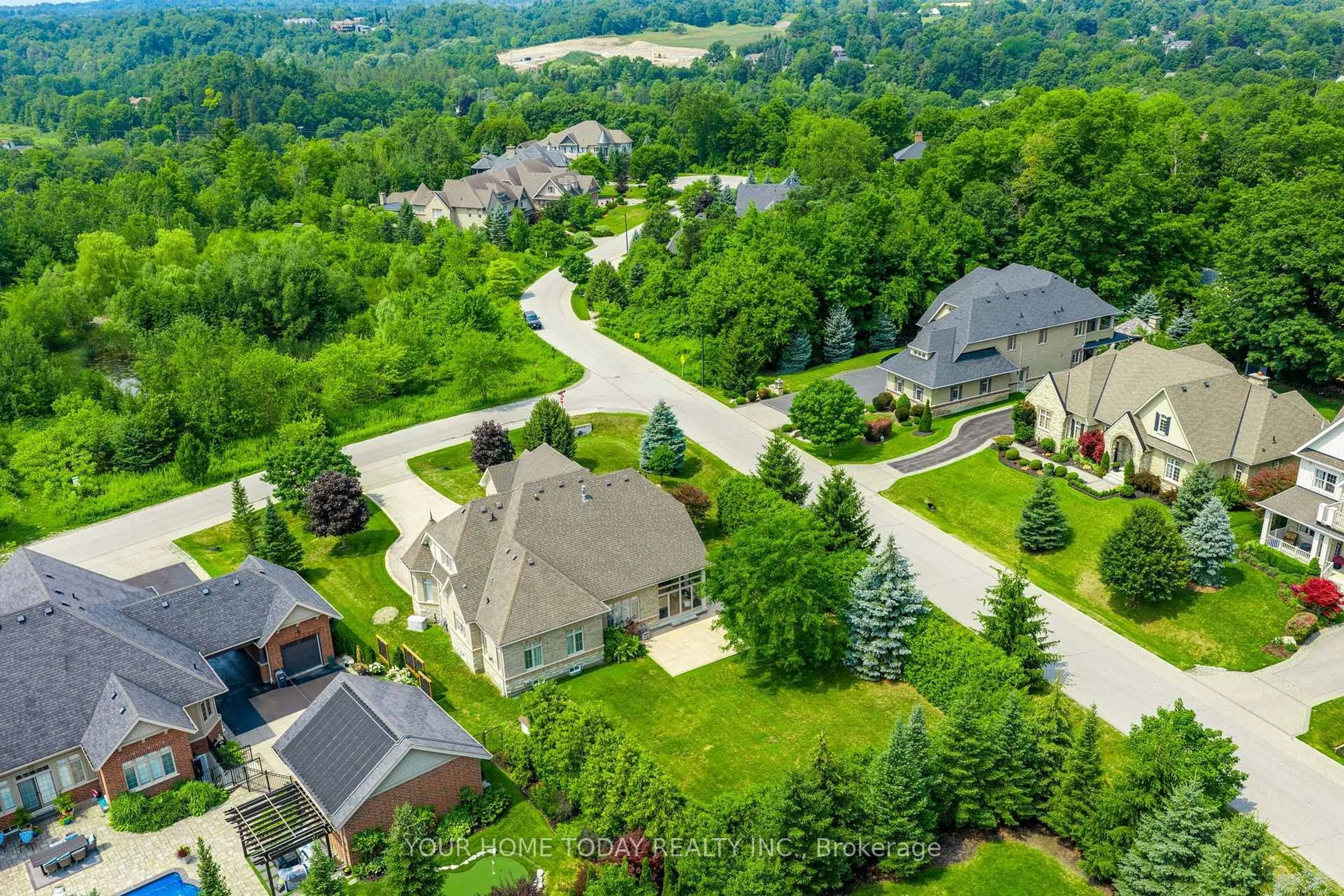 A pic from outside/outdoor area/front of a property/back of a property/a pic from drone, street for 86 Barraclough Blvd, Halton Hills Ontario L7G 0E6