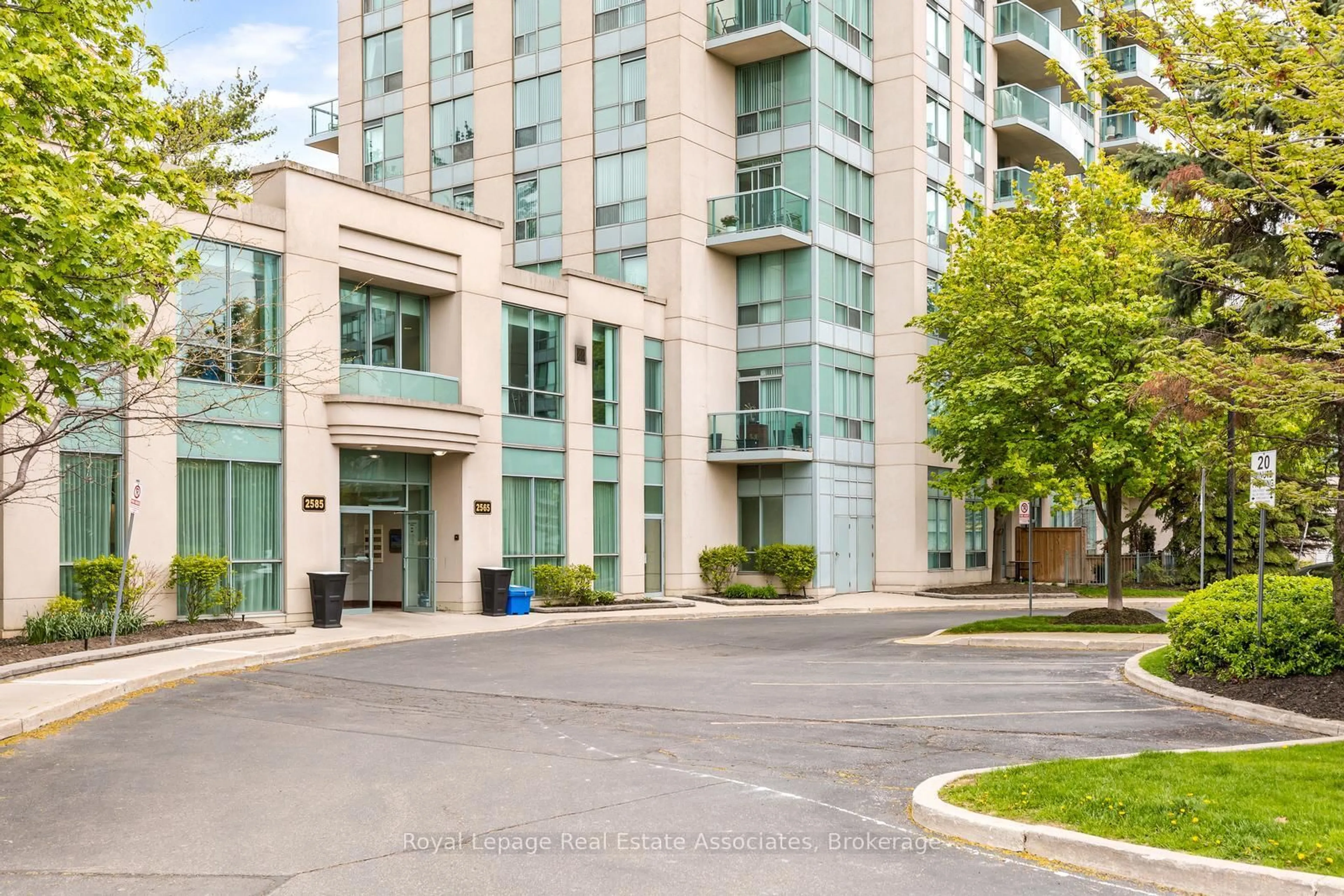 Indoor foyer for 2565 Erin Centre Blvd #PH7, Mississauga Ontario L5M 6Z8