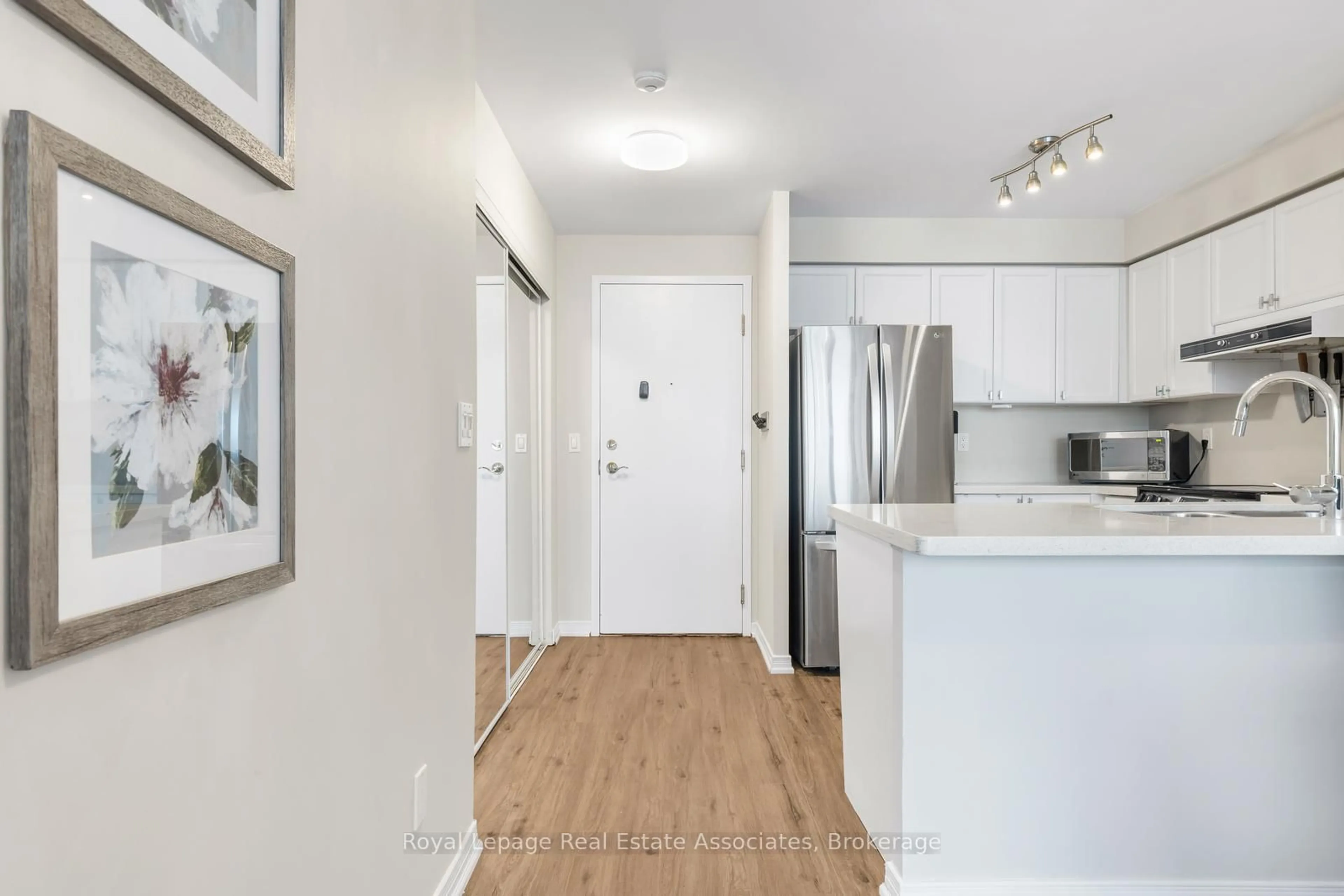 Indoor entryway for 2565 Erin Centre Blvd #PH7, Mississauga Ontario L5M 6Z8
