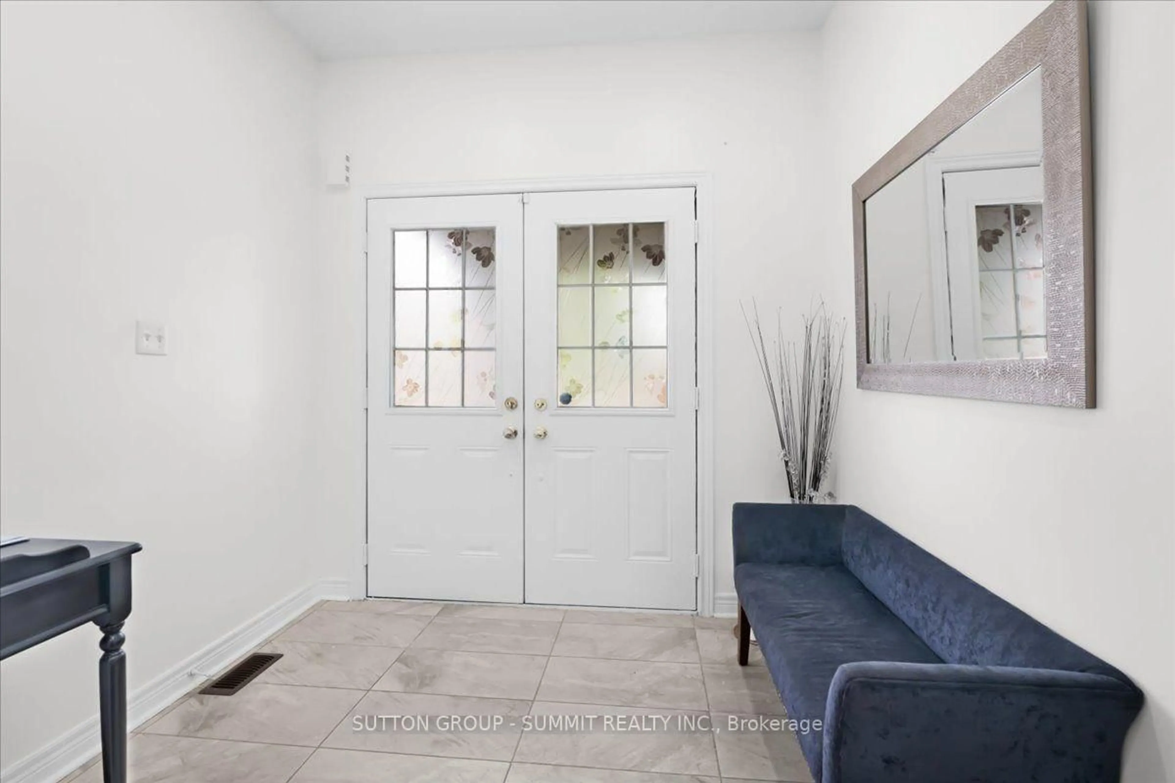 Indoor entryway for 426 Bessborough Dr, Milton Ontario L9T 8P8