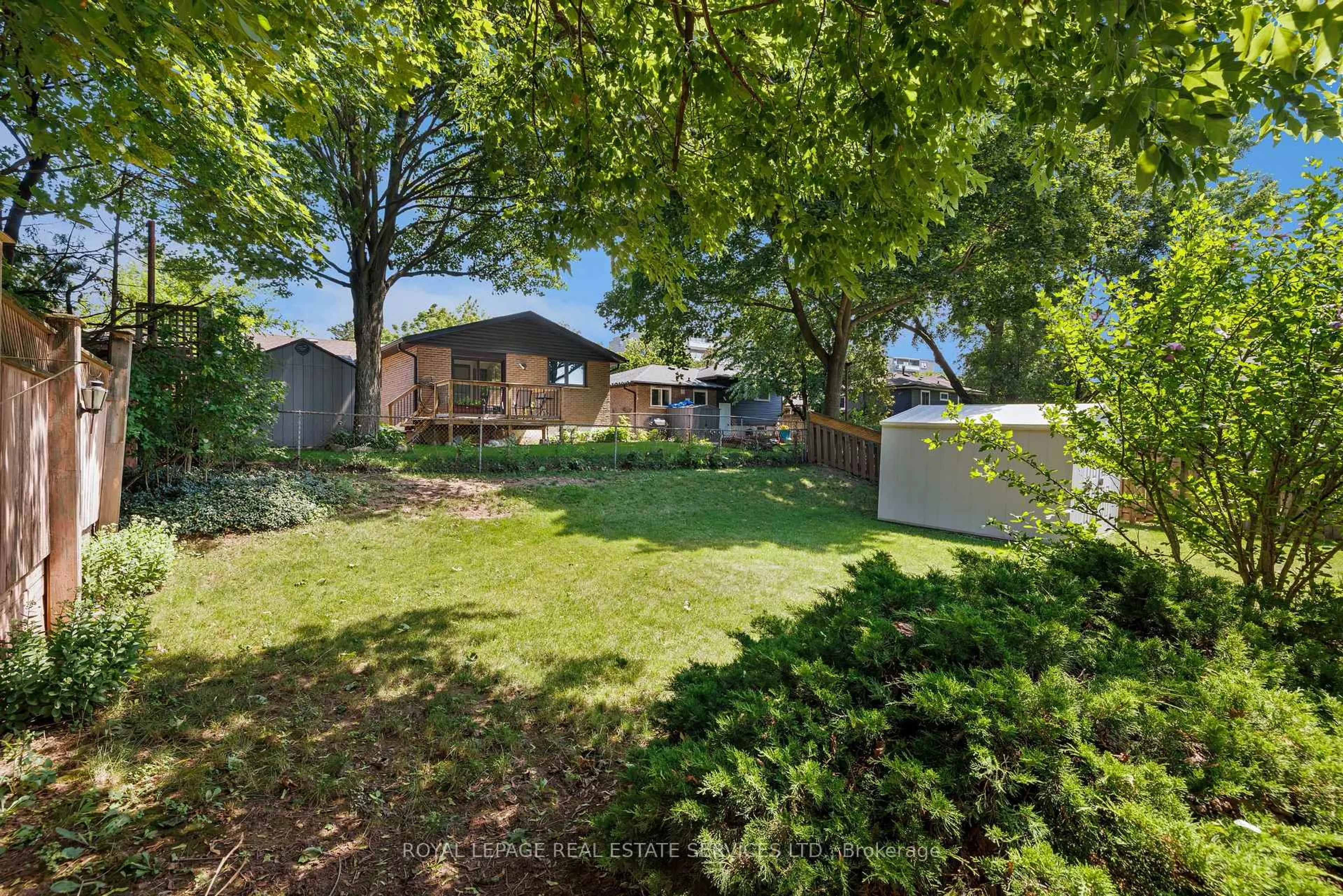 A pic from outside/outdoor area/front of a property/back of a property/a pic from drone, street for 18 Osborne Cres, Oakville Ontario L6H 1G1