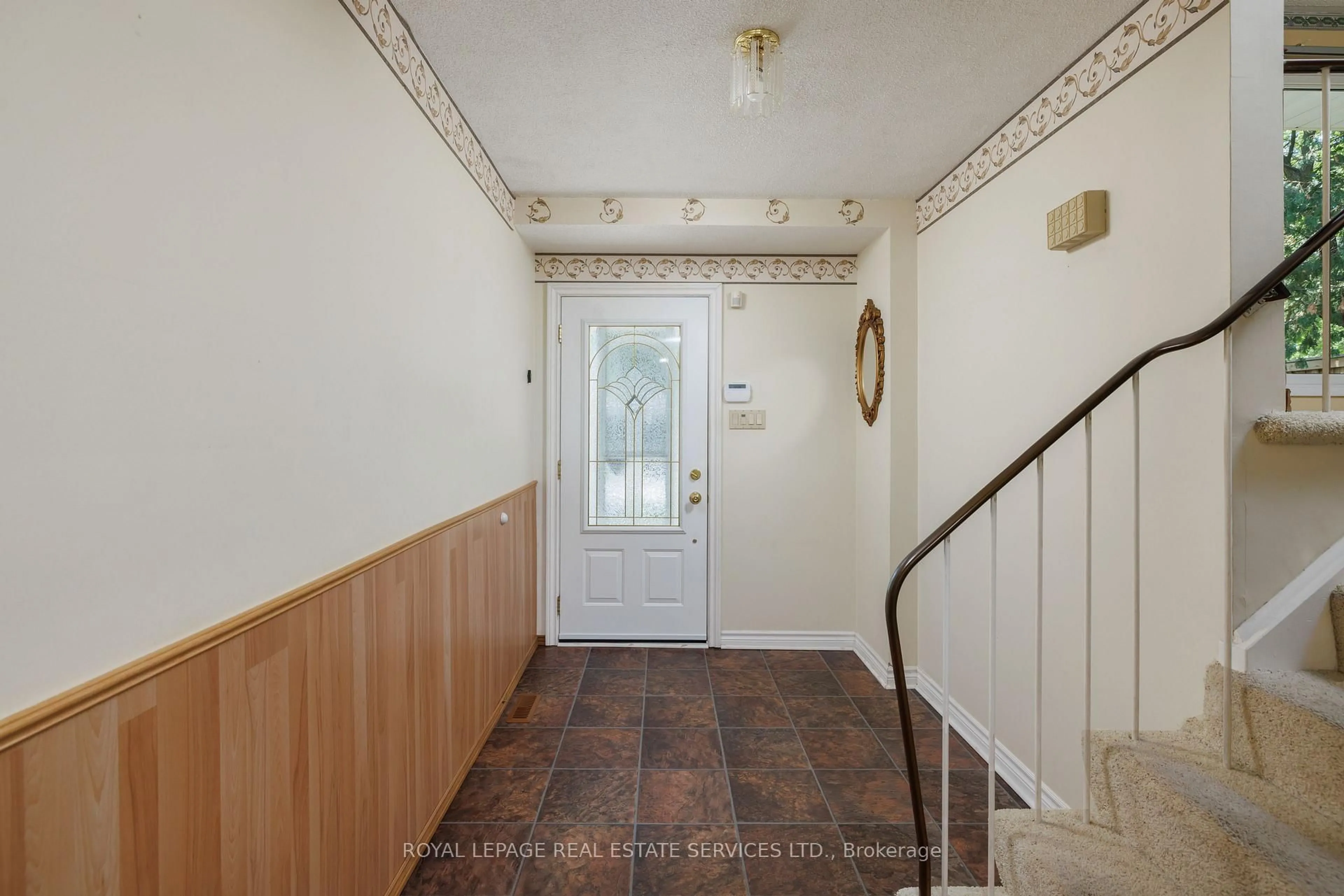 Indoor foyer for 18 Osborne Cres, Oakville Ontario L6H 1G1