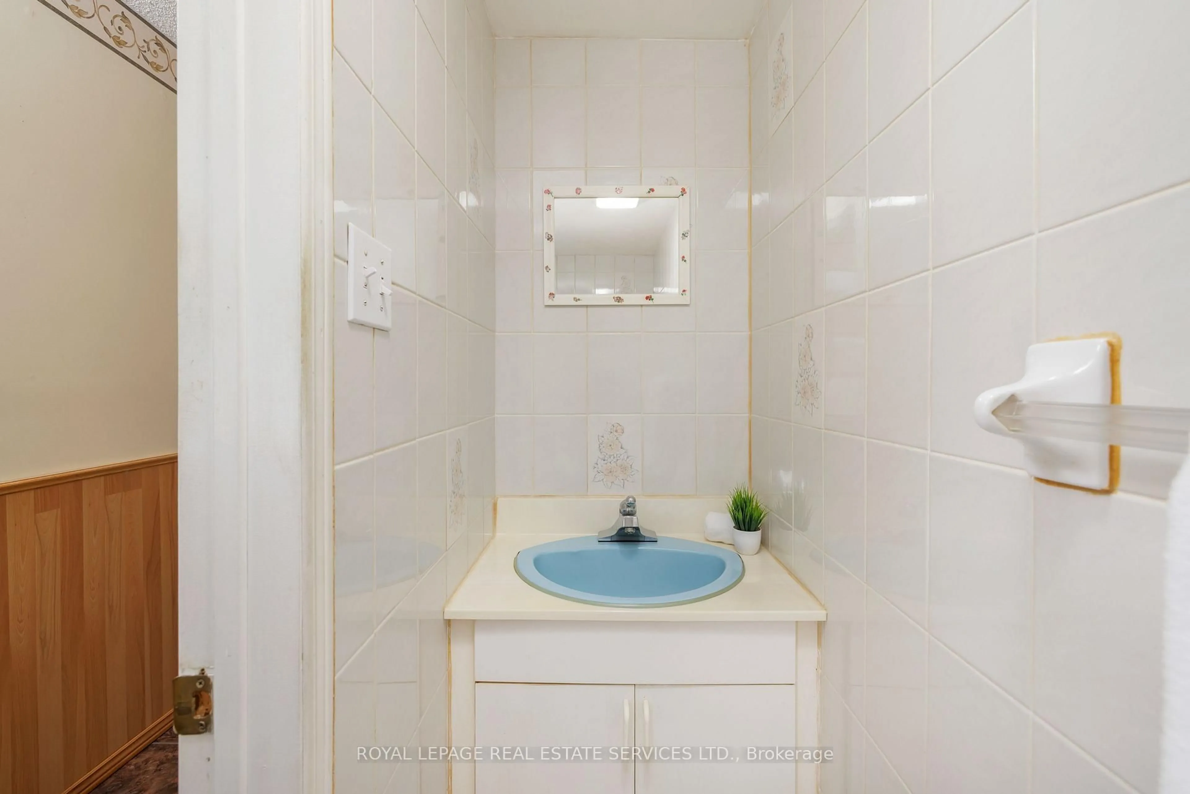 Standard bathroom, ceramic/tile floor for 18 Osborne Cres, Oakville Ontario L6H 1G1