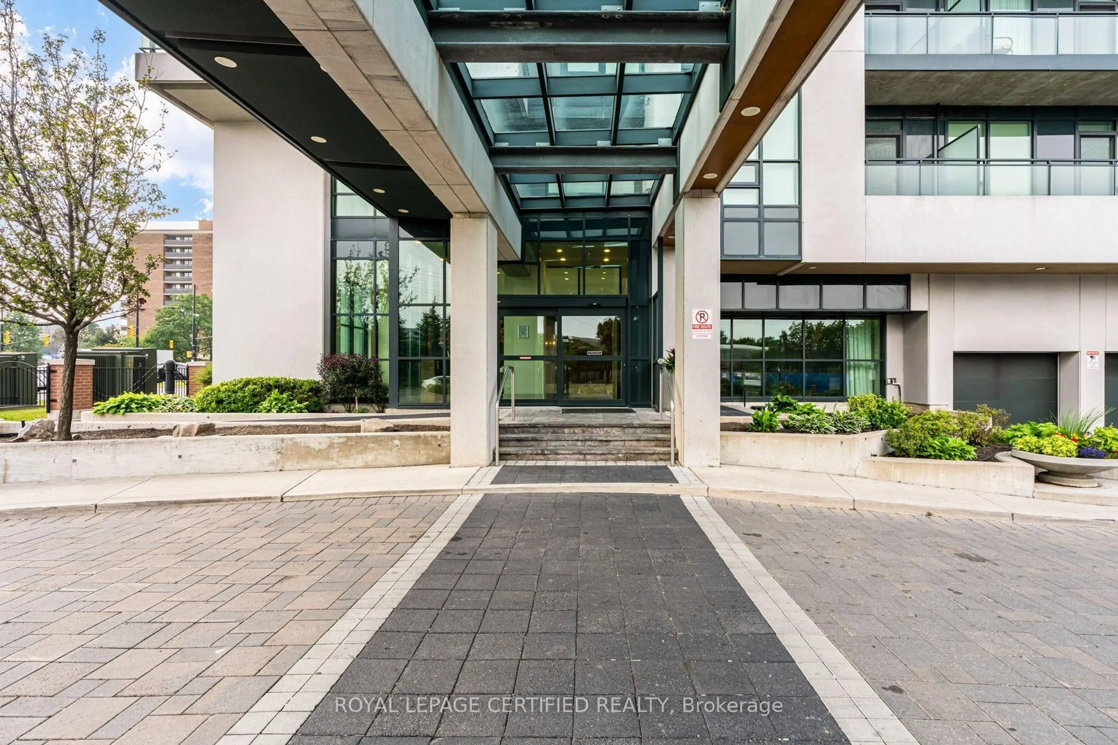 Indoor foyer for 100 John St #1806, Brampton Ontario L6W 0A8