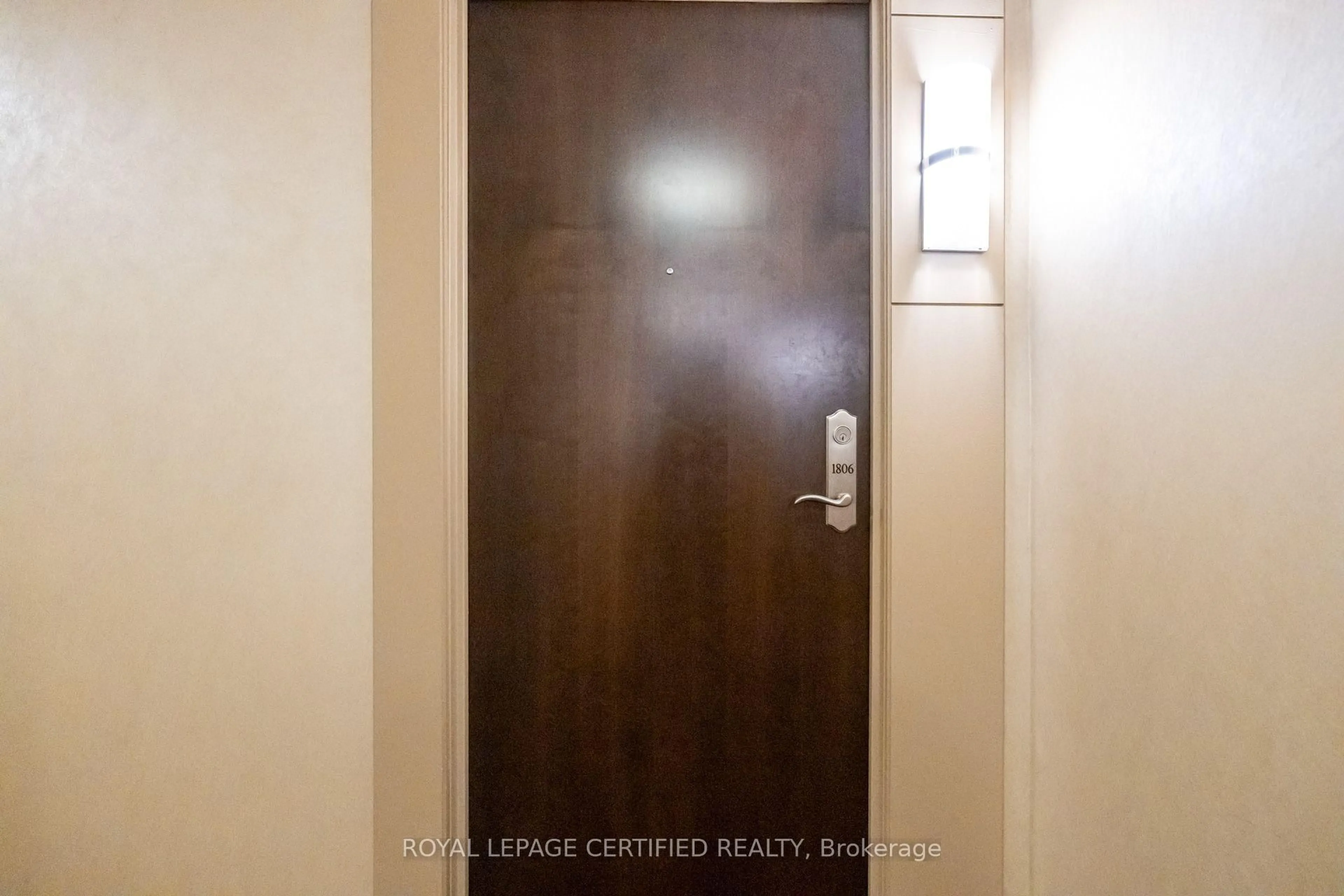 Indoor entryway for 100 John St #1806, Brampton Ontario L6W 0A8