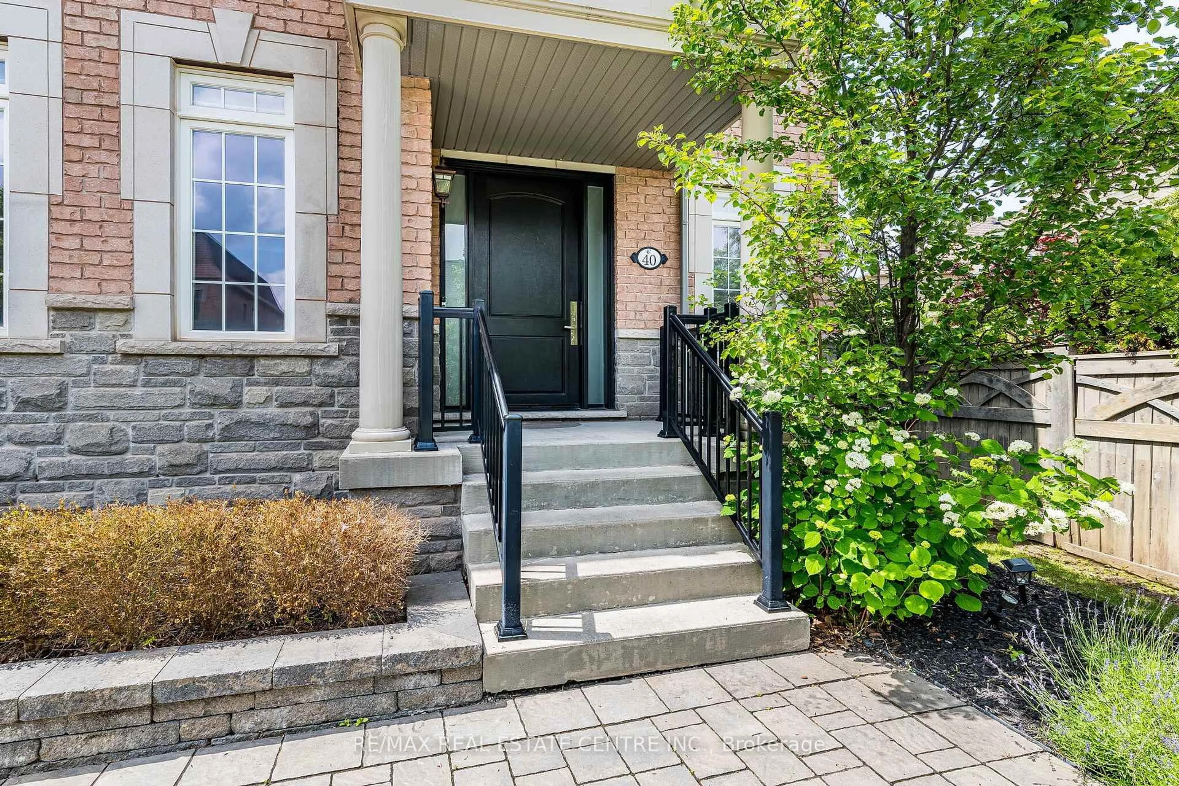 Unknown for 40 Cachet Crt, Brampton Ontario L6X 0X2