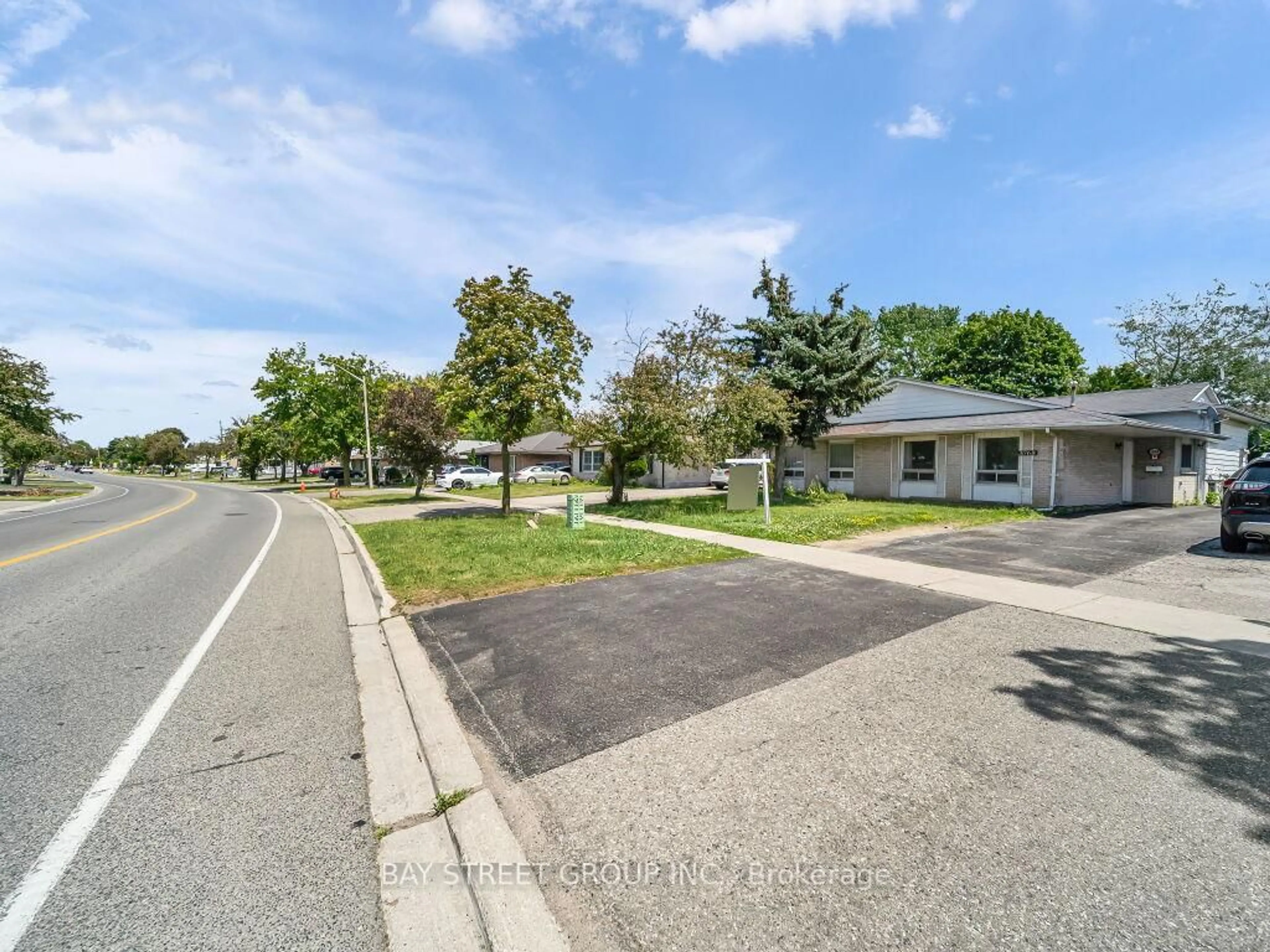 A pic from outside/outdoor area/front of a property/back of a property/a pic from drone, street for 3068 Morning Star Dr, Mississauga Ontario L4T 1X2