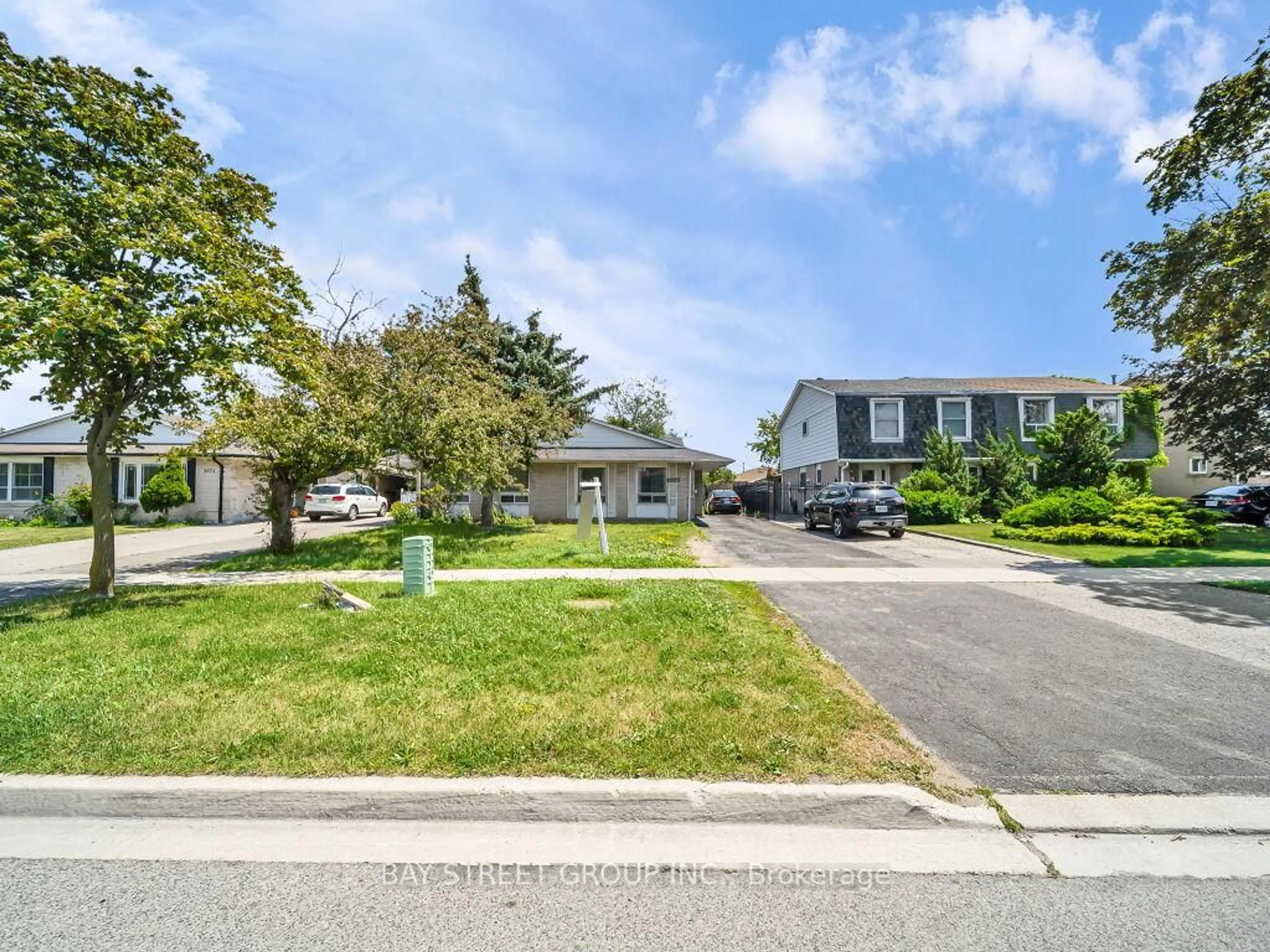 A pic from outside/outdoor area/front of a property/back of a property/a pic from drone, street for 3068 Morning Star Dr, Mississauga Ontario L4T 1X2