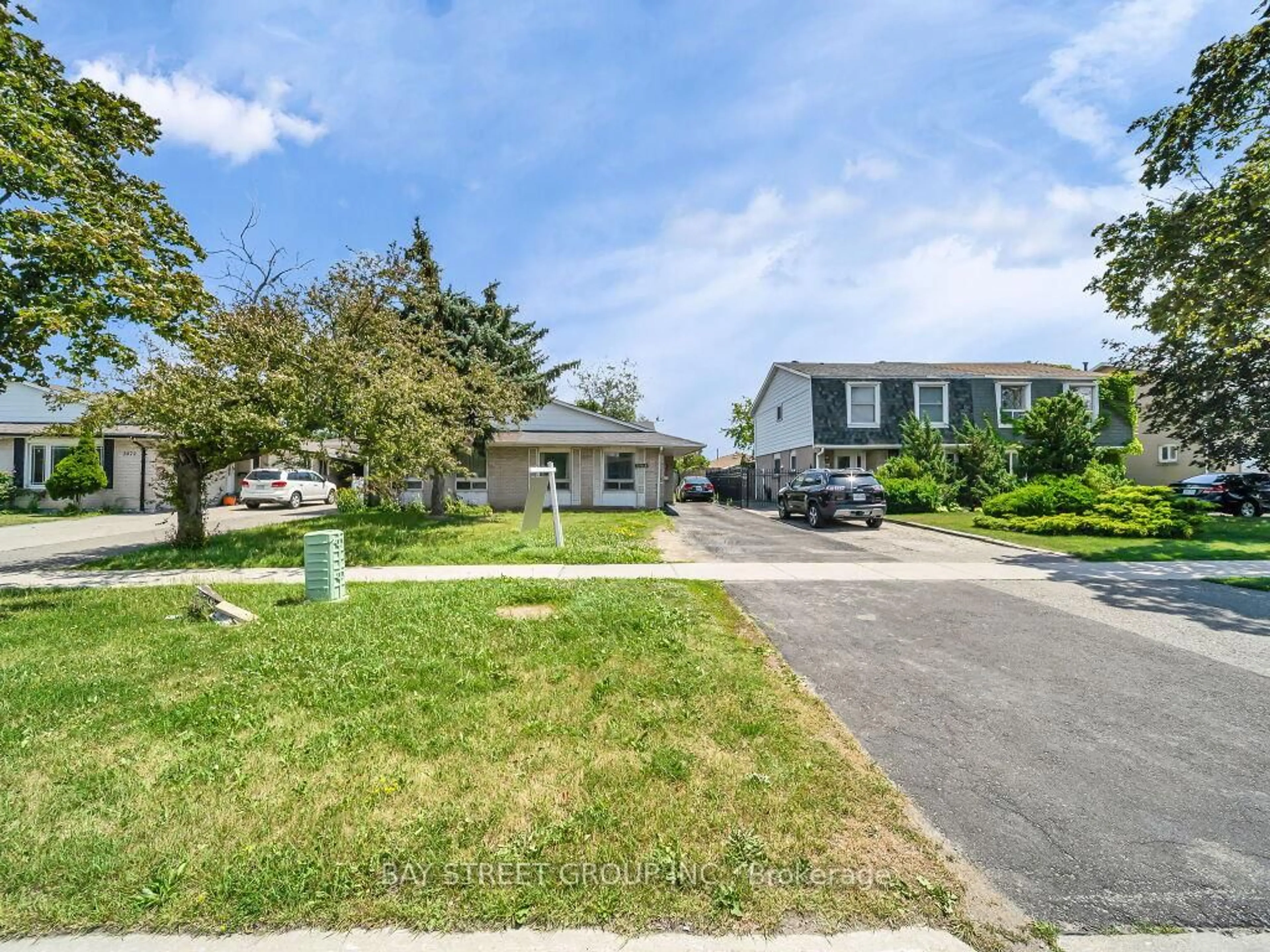 A pic from outside/outdoor area/front of a property/back of a property/a pic from drone, street for 3068 Morning Star Dr, Mississauga Ontario L4T 1X2