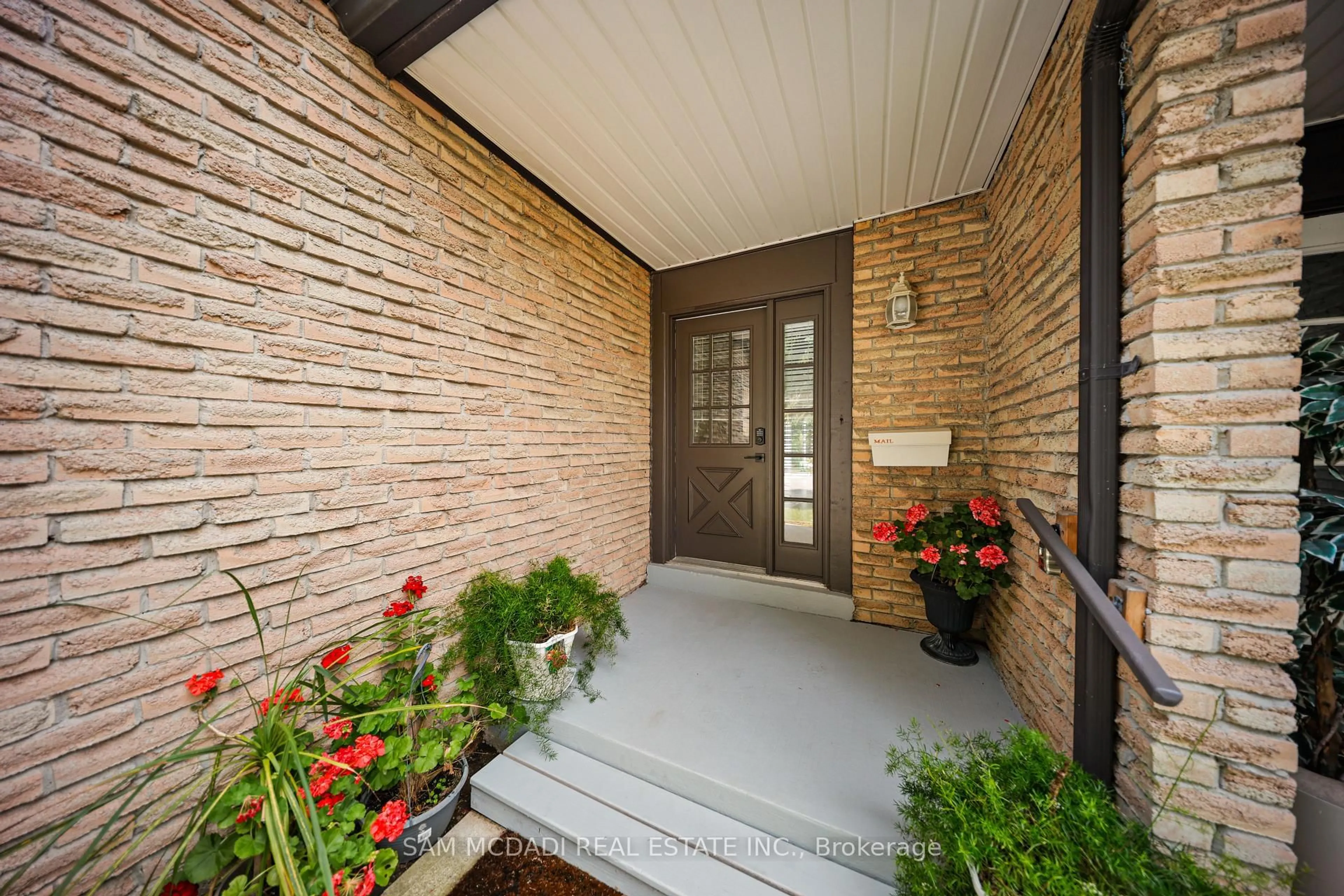 Indoor entryway for 2640 Canberra Rd, Mississauga Ontario L5N 1V3