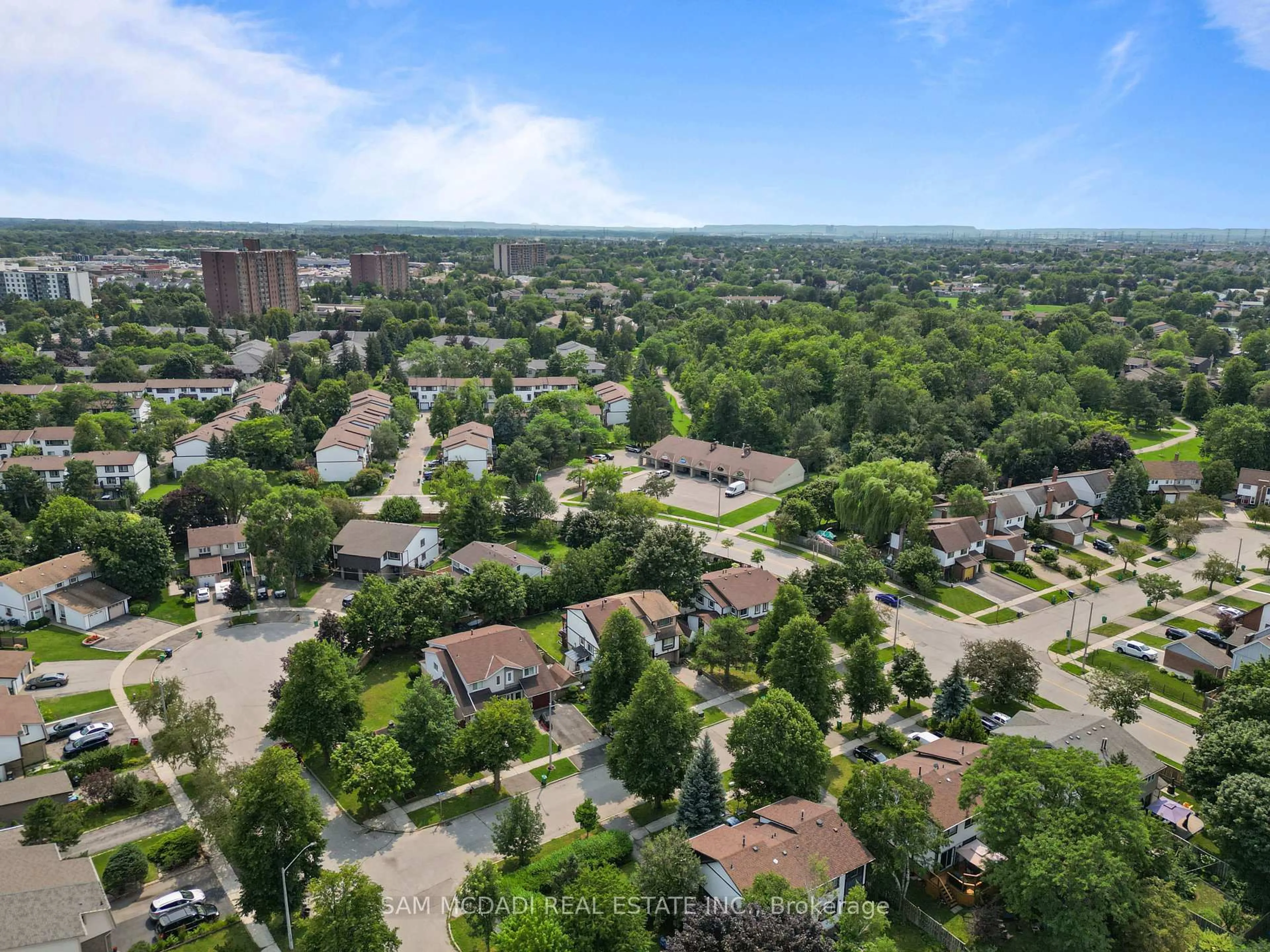 A pic from outside/outdoor area/front of a property/back of a property/a pic from drone, street for 2640 Canberra Rd, Mississauga Ontario L5N 1V3