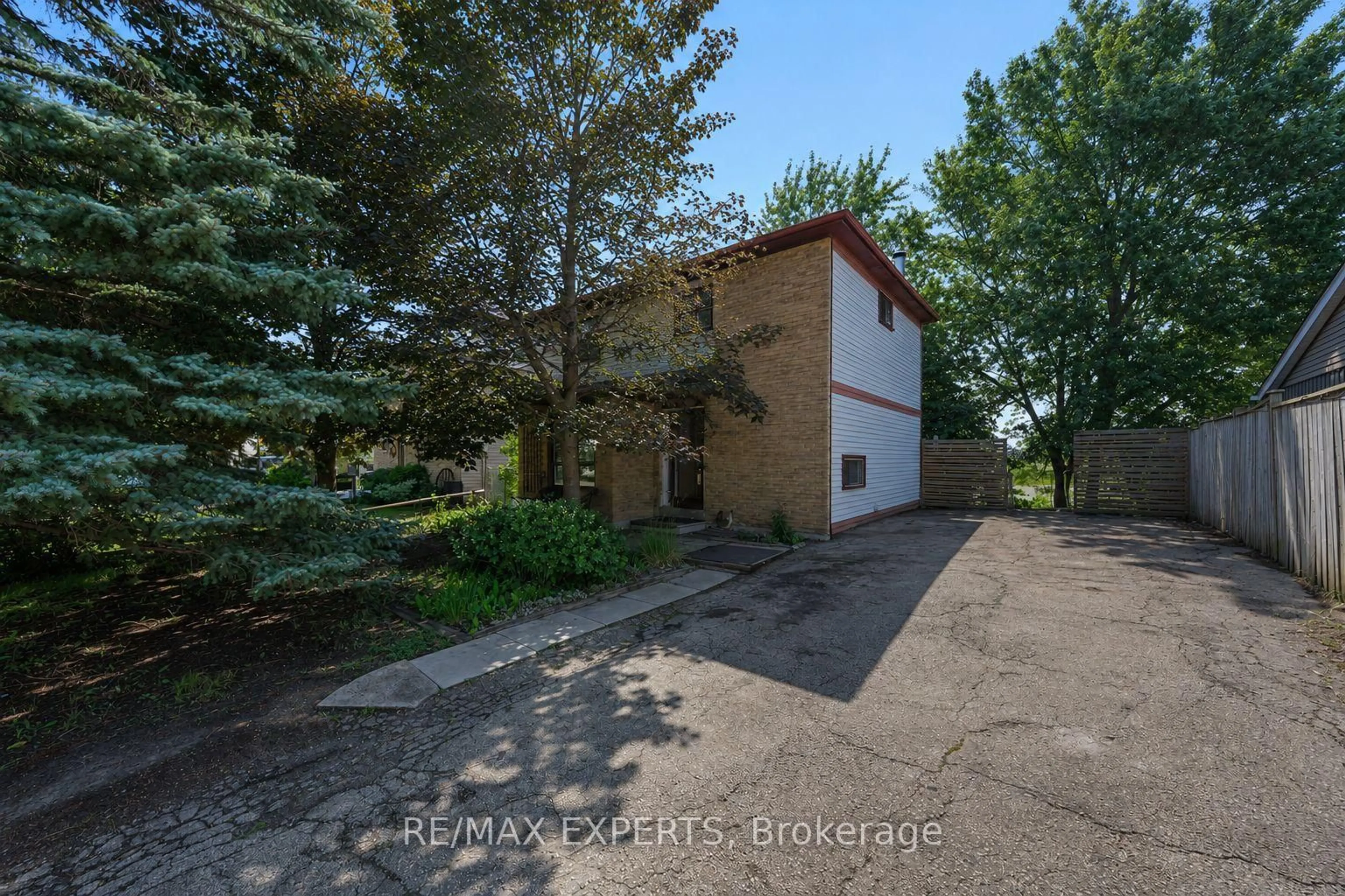 A pic from outside/outdoor area/front of a property/back of a property/a pic from drone, street for 74 Downey Dr, Caledon Ontario L7E 2B8