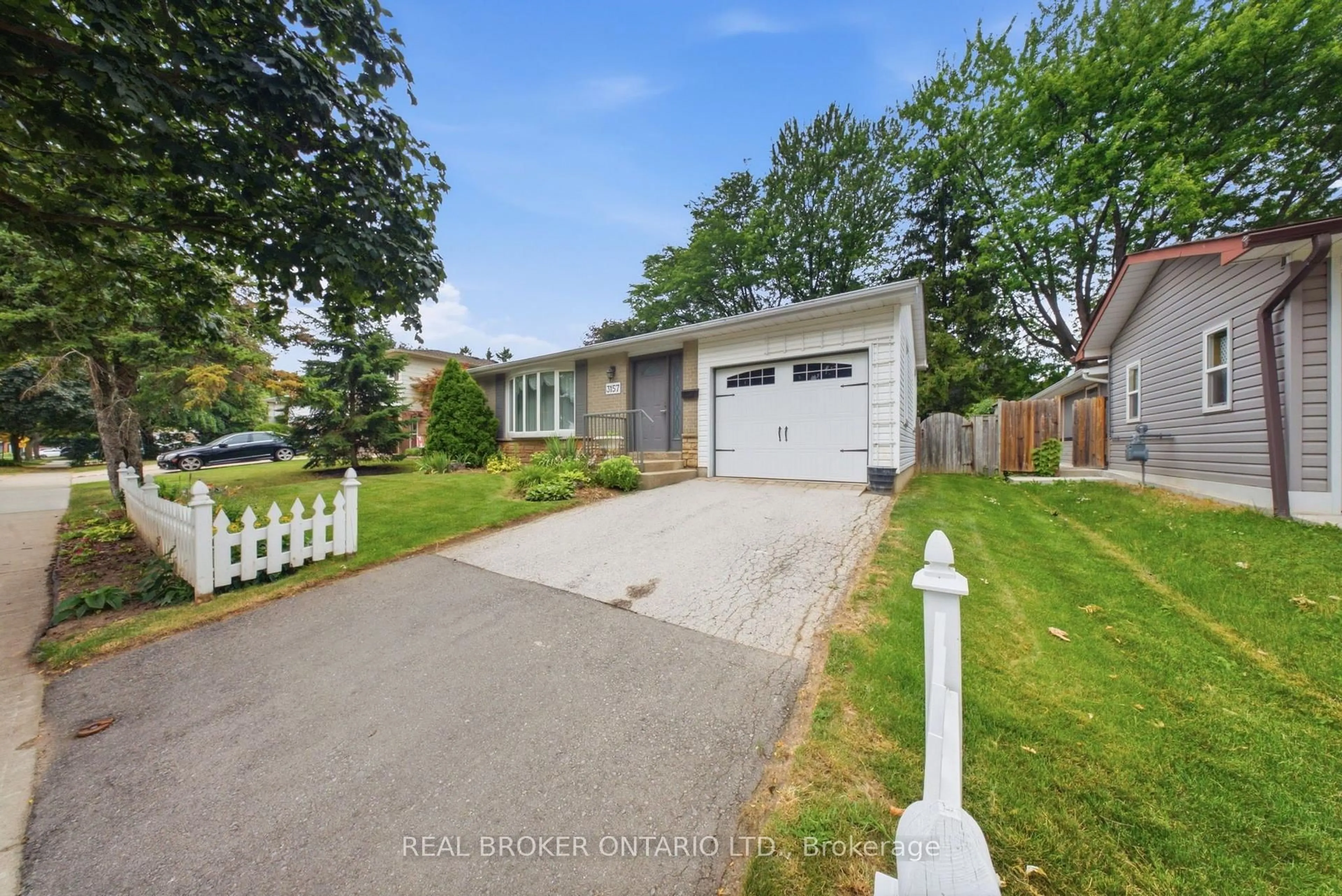 A pic from outside/outdoor area/front of a property/back of a property/a pic from drone, street for 3157 Palmer Dr, Burlington Ontario L7M 1L3