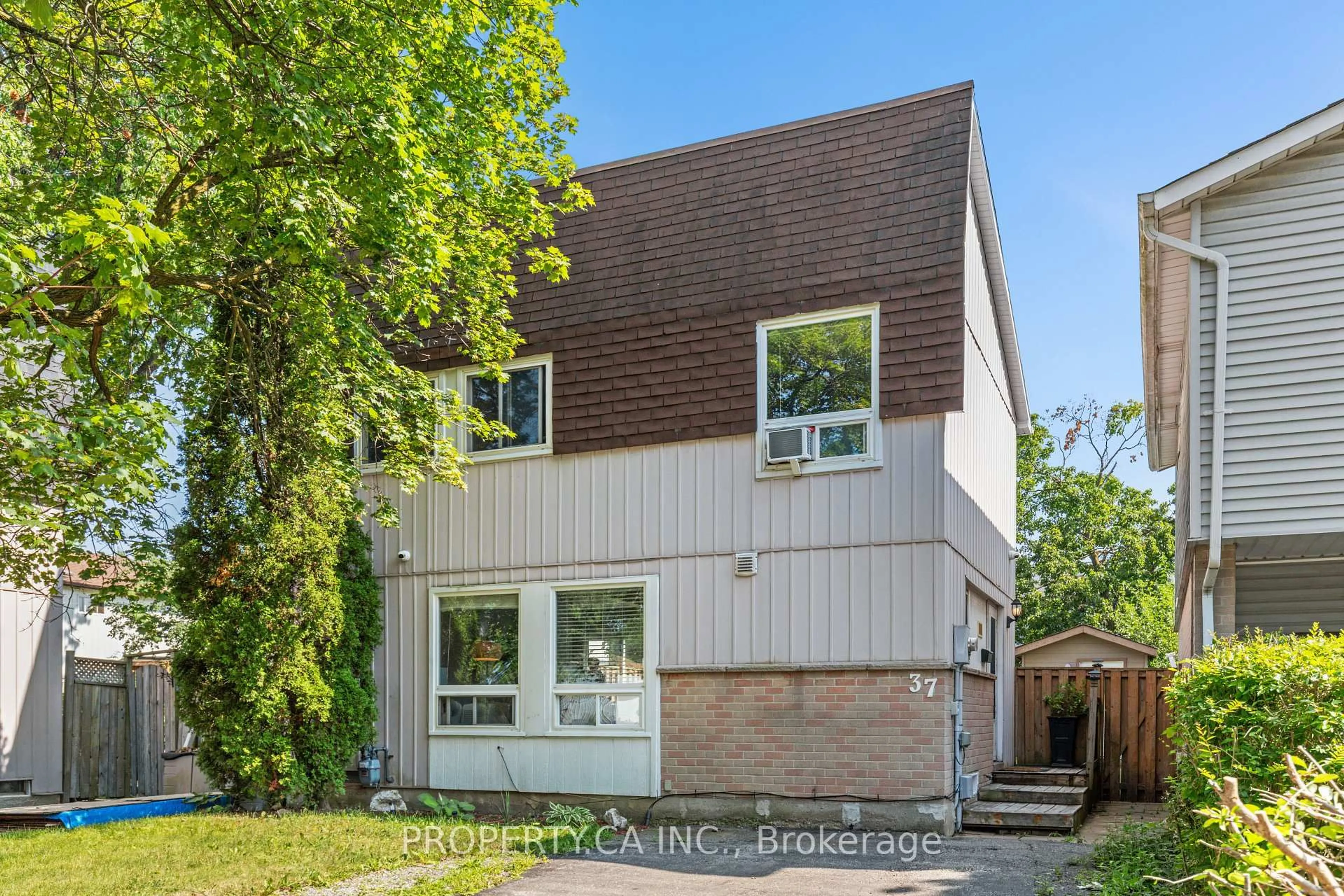 Home with brick exterior material, street for 37 Gladstone Sq, Brampton Ontario L6S 2H5
