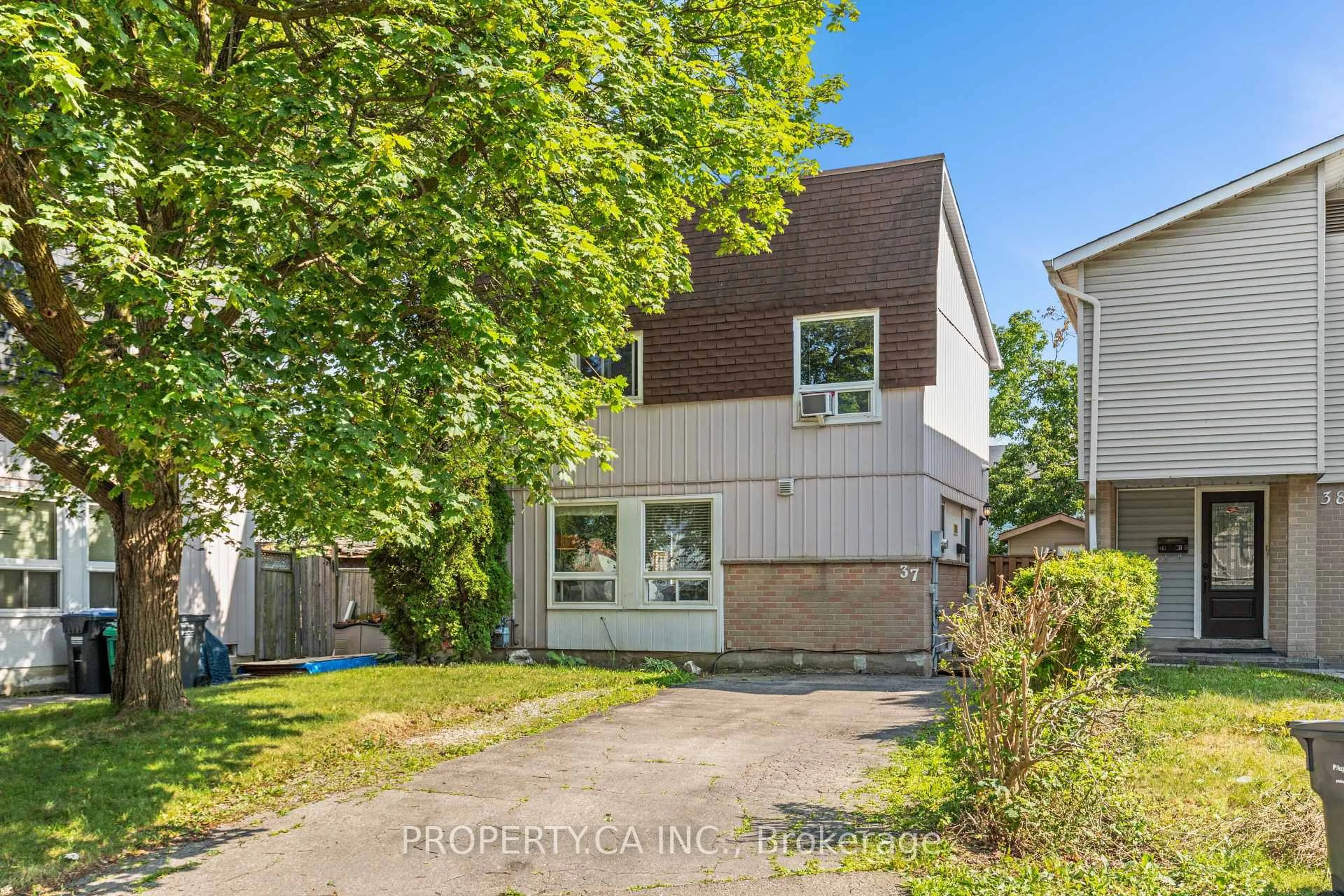 Home with vinyl exterior material, street for 37 Gladstone Sq, Brampton Ontario L6S 2H5