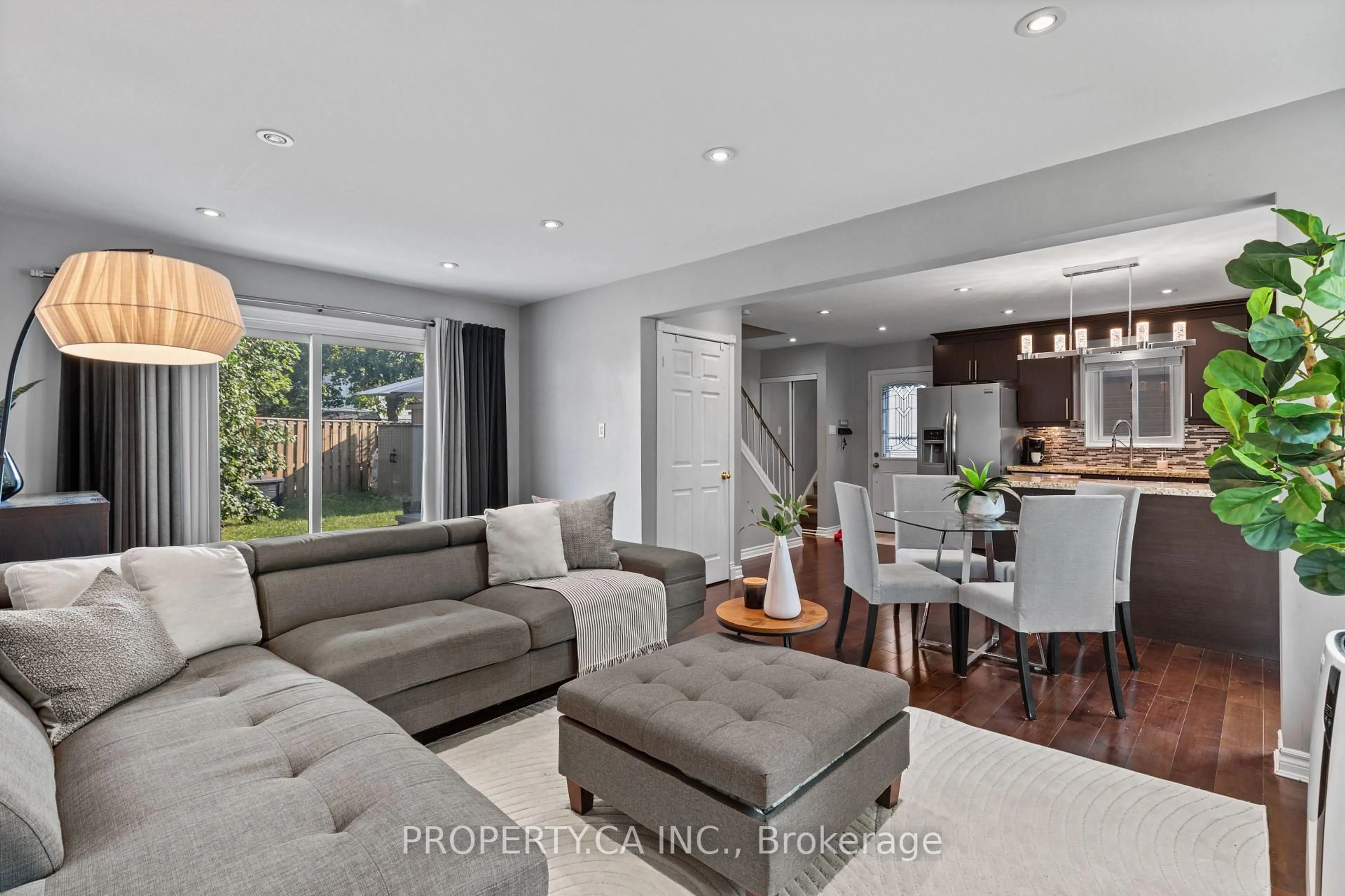 Living room with furniture, unknown for 37 Gladstone Sq, Brampton Ontario L6S 2H5
